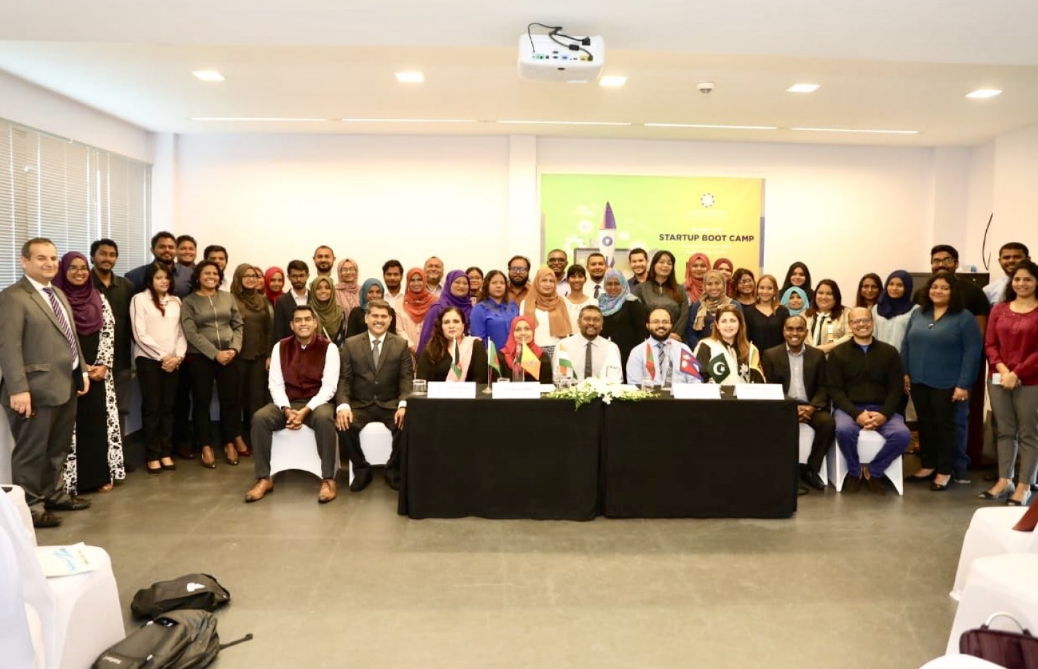 ސާކުން ބާއްވާ ބޫޓް ކޭމްޕުގައި ބައިވެރިވާ ފަރާތްތަކާ އެކު މިނިސްޓަރު ފައްޔާޒު-- ފޮޓޯ: އިކޮނޮމިކް މިނިސްޓްރީ