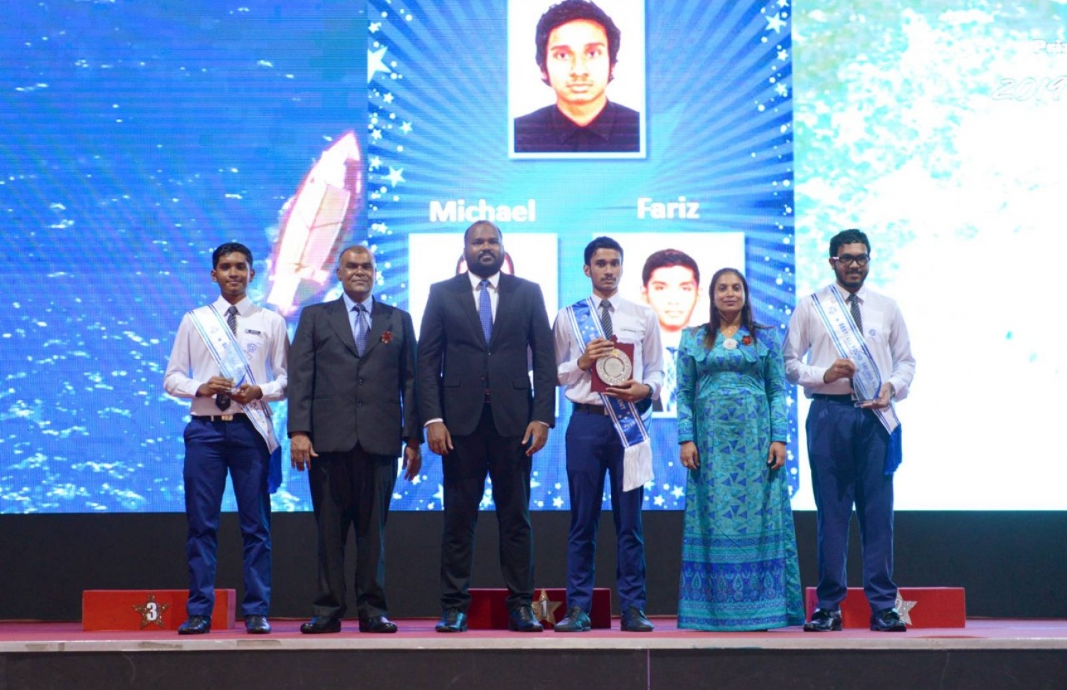 ޖަމާލުއްދީން ސްކޫލުން މިދިޔަ އަހަރު ހުރިހާ ގޮތަކުން އެންމެ މޮޅު ދަރިވަރަކަށް ހޮވުނު ތިން ދަރިވަރުންނާއެކު، ޓޫރިޒަމް މިނިސްޓަރު އަލީ ވަހީދު (މ)، އެޑިއުކޭޝަން މިނިސްޓަރު ޑރ. އައިޝަތު އަލީ އަދި އެ ސްކޫލުގެ ޕްރިންސިޕަލް ހަސަން މުހައްމަދު ބައިވެރިވެވަޑައިގަންނަވަނީ .- ފޮޓޯ: ޖަމާލުއްދީން ސްކޫލް