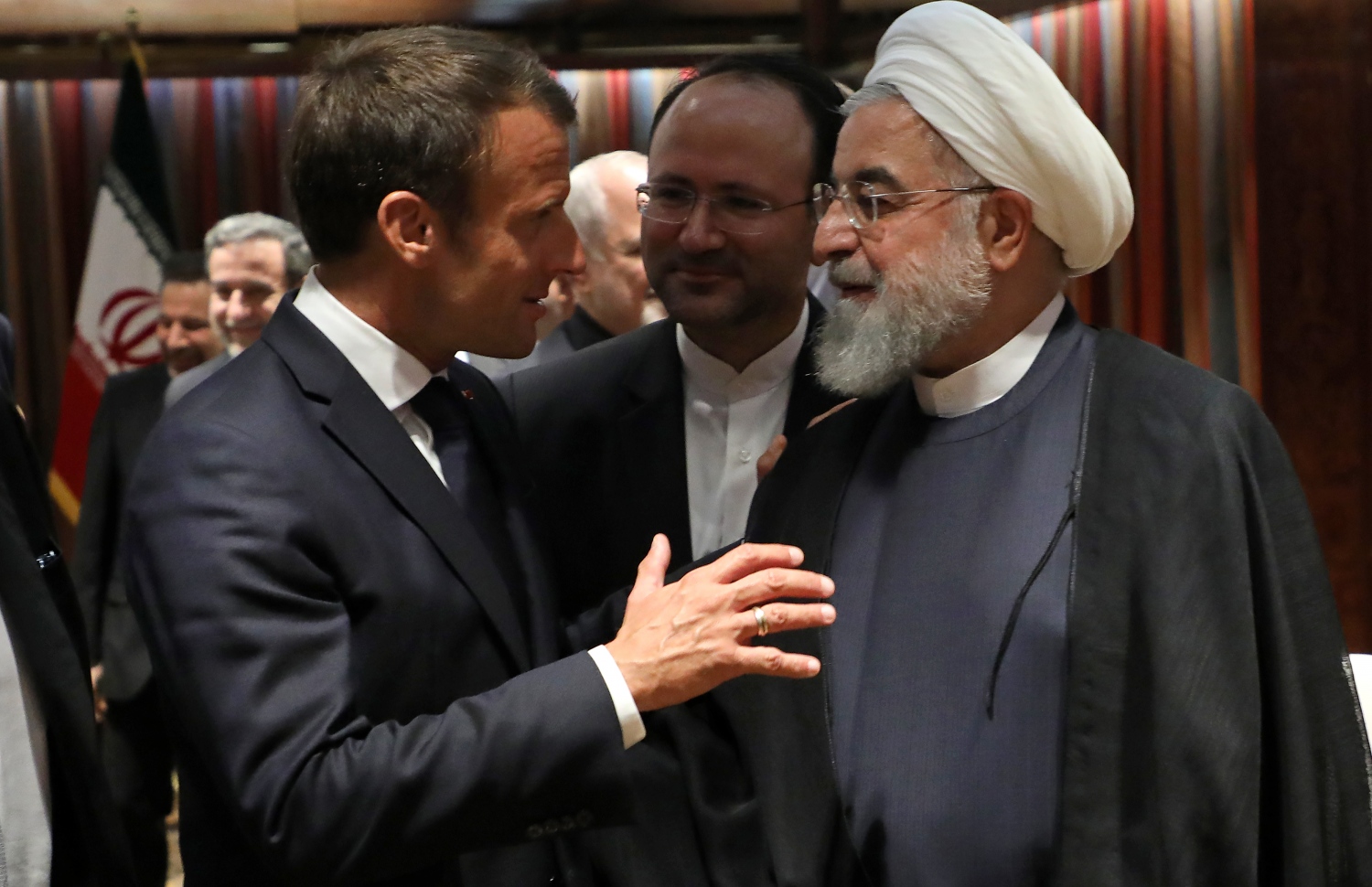 އދ.ގެ ހެޑްކުއާޓަރުގައި ފްރާންސްގެ ރައީސް އެމަނުއެލް މެކްރޮން (ވ) އާ އީރާނުގެ ރައީސް ހަސަން ރޫހާނީ ބައްދަލު ކުރައްވަނީ. --ފޮޓޯ:އޭއެފްޕީ