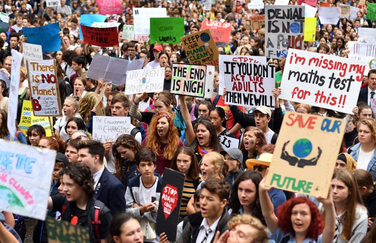 ހުކުރު ދުވަހުގެ ހަޅުތާލުގައި ބައިވެރިވި ބައެއް ދަރިވަރުން -- ފޮޓޯ: އޭއެފްޕީ