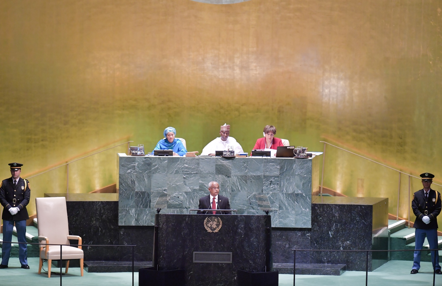 އެމެރިކާ، ނިއުޔޯކު: ސެޕްޓެމްބަރު 24، 2019: އދ.ގެ އާއްމު މަޖިލީހުގެ 74 ވަނަ ޖަލްސާގައި ރައީސް އިބްރާހިމް މުހައްމަދު ސޯލިހު ތަގުރީރު ކުރައްވަނީ.-- ފޮޓޯ: ރައީސް އޮފީސް