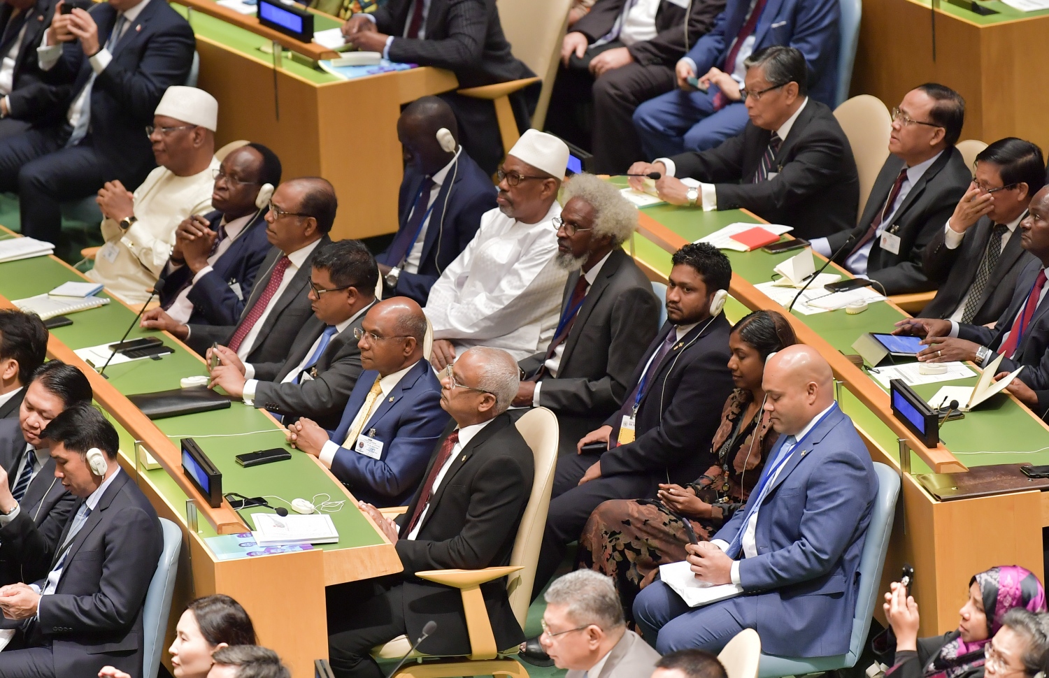 އެމެރިކާ، ނިއުޔޯކު: ސެޕްޓެމްބަރު 24، 2019: އދ.ގެ އާއްމު މަޖިލީހުގެ 74 ވަނަ ޖަލްސާގައި ރައީސް އިބްރާހިމް މުހައްމަދު ސޯލިހުގެ އިތުރުން ބައެއް ވަޒީރުން ބައިވެރިވެ ވަޑައިގަންނަވަނީ.-- ފޮޓޯ: ރައީސް އޮފީސް