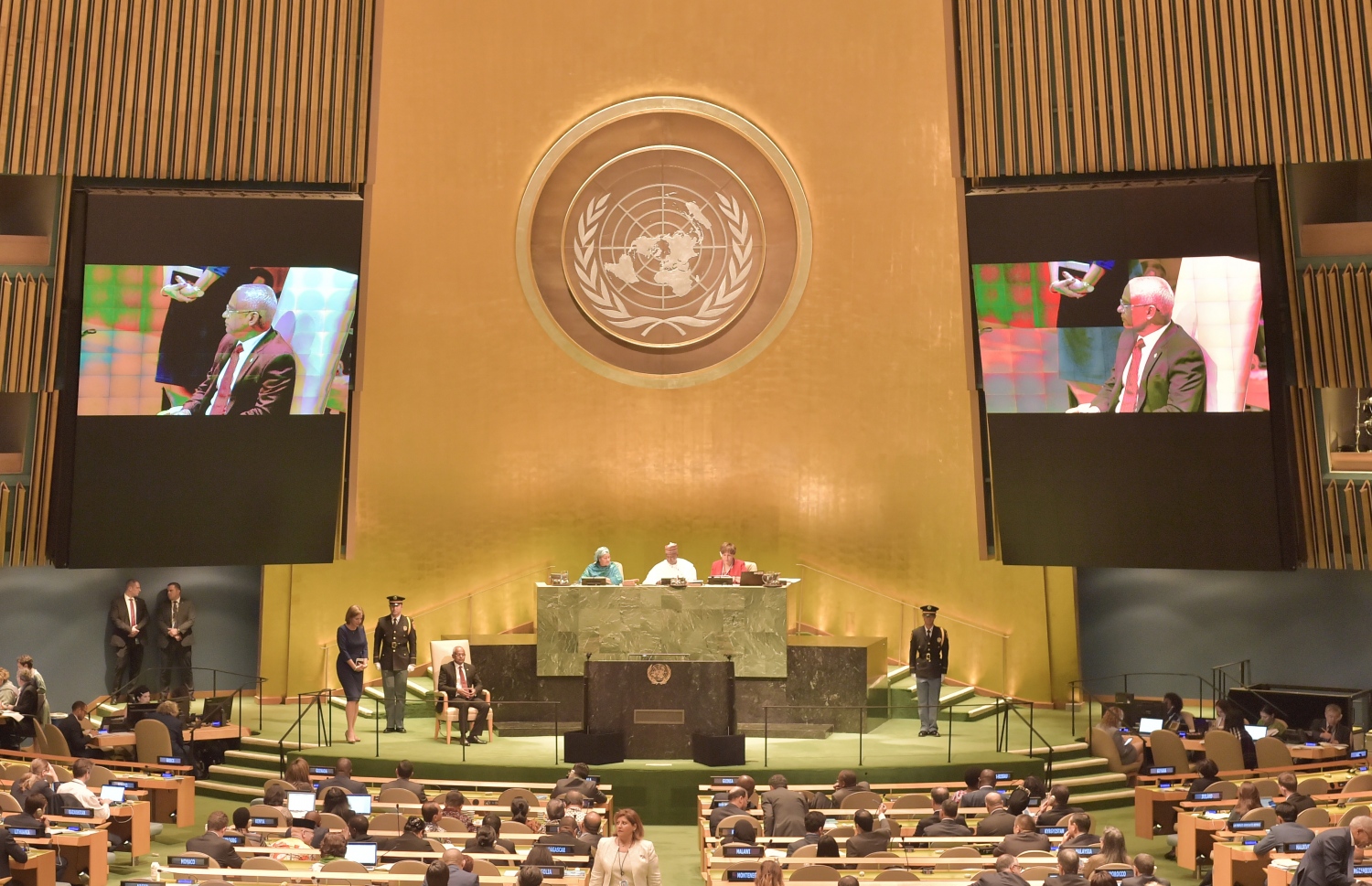 އެމެރިކާ، ނިއުޔޯކު: ސެޕްޓެމްބަރު 24، 2019: އދ.ގެ އާއްމު މަޖިލީހުގެ 74 ވަނަ ޖަލްސާގައި ރައީސް އިބްރާހިމް މުހައްމަދު ސޯލިހު ތަގުރީރު ކުރައްވަނީ.-- ފޮޓޯ: ރައީސް އޮފީސް