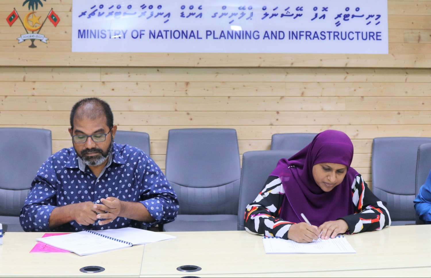 ގއ. މާމެންދޫގެ ބަނދަރުގެ ބޭރުތޮށި ހެދުމުގެ އެއްބަސްވުމުގައި ޕްލޭނިން މިނިސްޓްރީގެ ޕާމަނަންޓް ސެކަޓަރީ ޒީނިޔާ (ކ) އާއި ސާސް އީ ކޮންސްޓްރަކްޝަންގެ އެމްޑީ ސައުދުﷲ ސޮއިކުރައްވަނީ -- ފޮޓޯ: ޕްލޭނިން މިނިސްޓްރީ