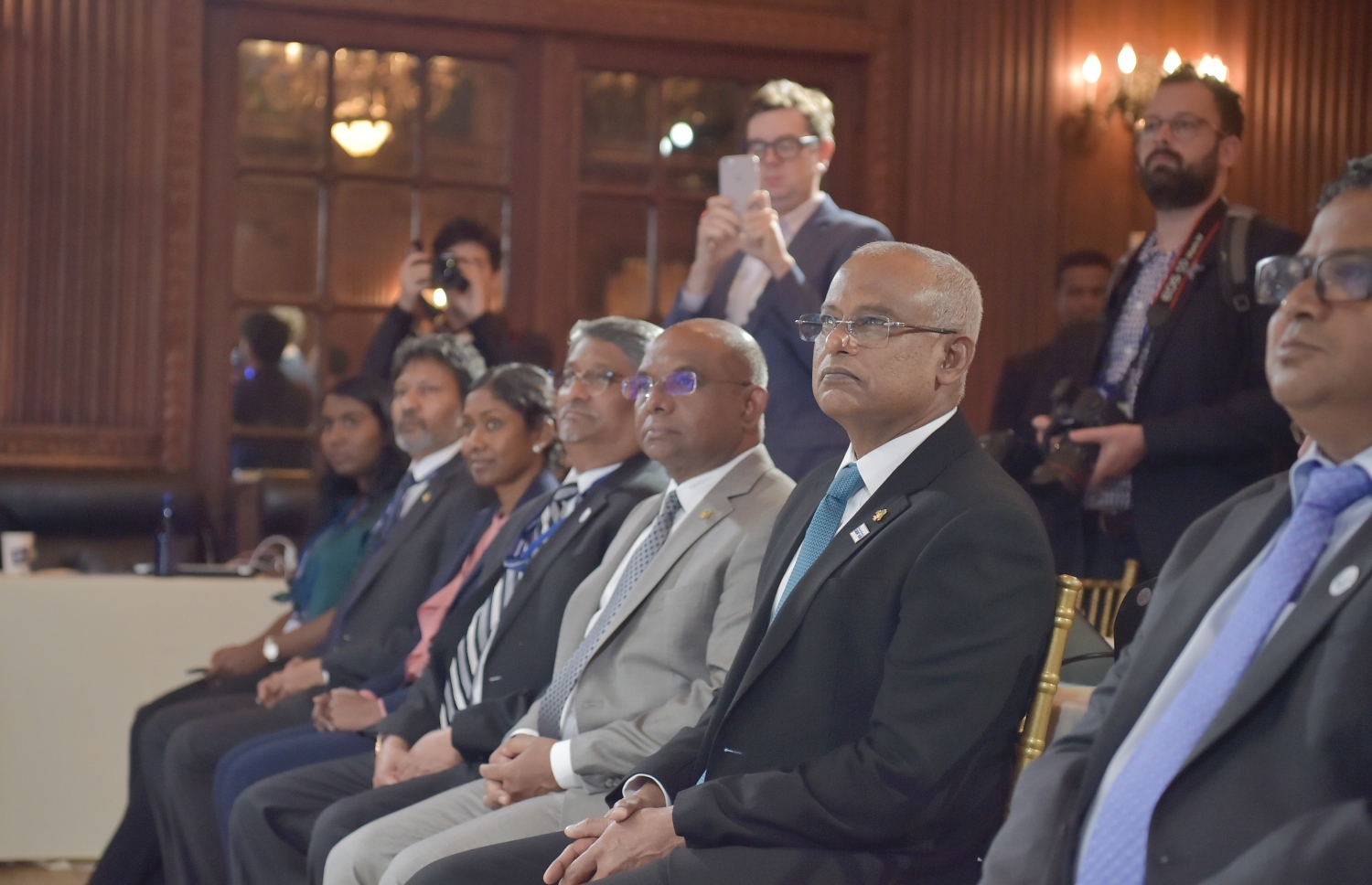 އެމެރިކާ، ނިއުޔޯކު: ސެޕްޓެމްބަރު 26، 2019: ރާއްޖެއާ ބްލޫ ޕްރޮސްޕެރިޓީ ކޯލިޝަނާއި ދެމެދު ވެވޭ އެއްބަސްވުމުގައި ސޮއިކުރުމުގެ ރަސްމިއްޔާތުގައި ރައީސް އިބްރާހިމް މުހައްމަދު ސޯލިހު ބައިވެރިވެ ވަޑައިގަންނަވަނީ.-- ފޮޓޯ: ރައީސް އޮފީސް