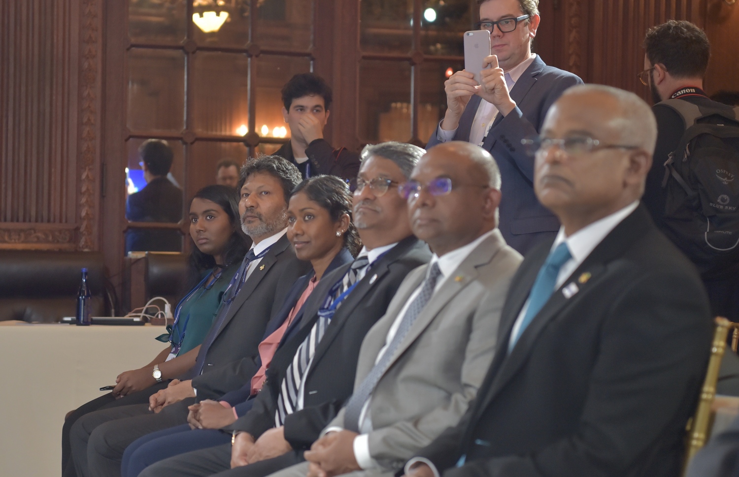 އެމެރިކާ، ނިއުޔޯކު: ސެޕްޓެމްބަރު 26، 2019: ރާއްޖެއާ ބްލޫ ޕްރޮސްޕެރިޓީ ކޯލިޝަނާއި ދެމެދު ވެވޭ އެއްބަސްވުމުގައި ސޮއިކުރުމުގެ ރަސްމިއްޔާތުގައި ރައީސް އިބްރާހިމް މުހައްމަދު ސޯލިހު ބައިވެރިވެ ވަޑައިގަންނަވަނީ.-- ފޮޓޯ: ރައީސް އޮފީސް