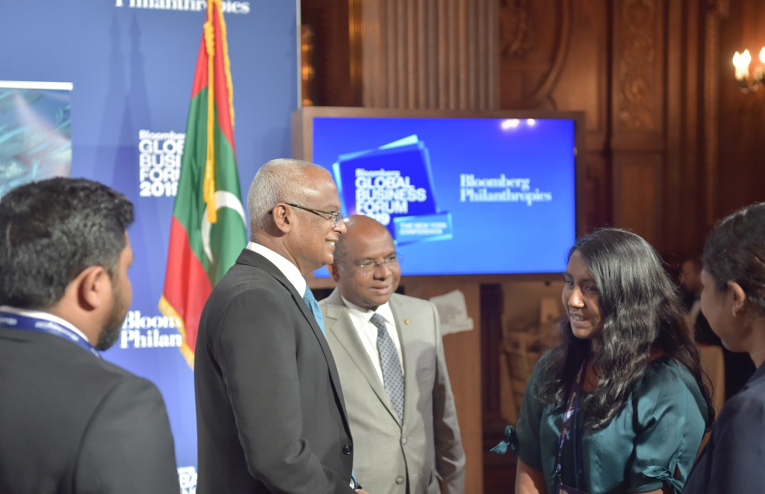 އެމެރިކާ، ނިއުޔޯކު: ސެޕްޓެމްބަރު 26، 2019: ރާއްޖެއާ ބްލޫ ޕްރޮސްޕެރިޓީ ކޯލިޝަނާއި ދެމެދު ވެވޭ އެއްބަސްވުމުގައި ސޮއިކުރުމުގެ ރަސްމިއްޔާތުގައި ރައީސް އިބްރާހިމް މުހައްމަދު ސޯލިހު ބައިވެރިވެ ވަޑައިގަންނަވަނީ.-- ފޮޓޯ: ރައީސް އޮފީސް