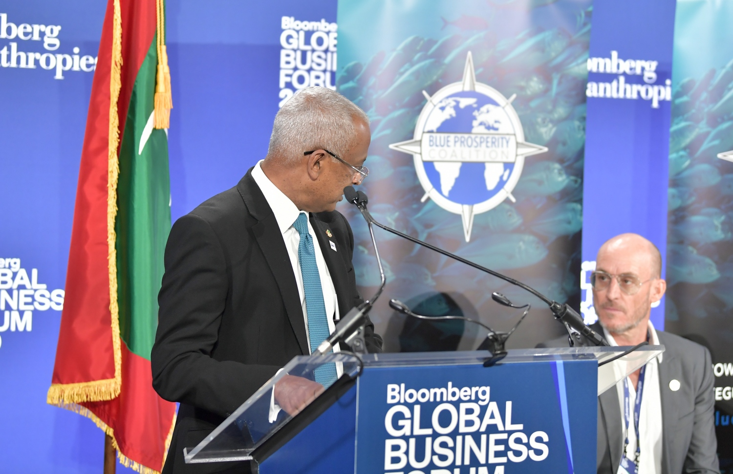 އެމެރިކާ، ނިއުޔޯކު: ސެޕްޓެމްބަރު 26، 2019: ރާއްޖެއާ ބްލޫ ޕްރޮސްޕެރިޓީ ކޯލިޝަނާއި ދެމެދު ވެވޭ އެއްބަސްވުމުގައި ސޮއިކުރުމުގެ ރަސްމިއްޔާތުގައި ރައީސް އިބްރާހިމް މުހައްމަދު ސޯލިހު ވާހަކަ ދައްކަވަނީ.-- ފޮޓޯ: ރައީސް އޮފީސް