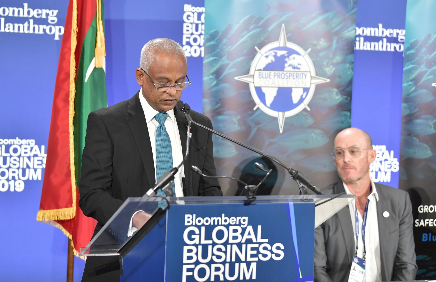 އެމެރިކާ، ނިއުޔޯކު: ސެޕްޓެމްބަރު 26، 2019: ރާއްޖެއާ ބްލޫ ޕްރޮސްޕެރިޓީ ކޯލިޝަނާއި ދެމެދު ވެވޭ އެއްބަސްވުމުގައި ސޮއިކުރުމުގެ ރަސްމިއްޔާތުގައި ރައީސް އިބްރާހިމް މުހައްމަދު ސޯލިހު ވާހަކަ ދައްކަވަނީ.-- ފޮޓޯ: ރައީސް އޮފީސް