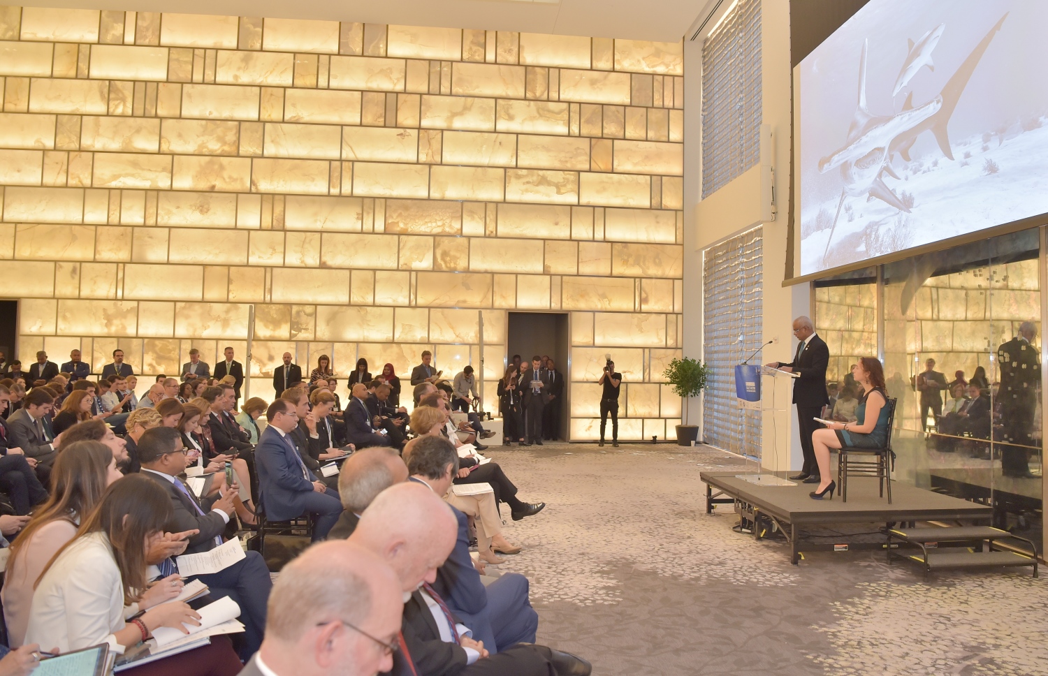 އެމެރިކާ، ނިއުޔޯކު: ސެޕްޓެމްބަރު 26، 2019: 'ބްލޫ ލީޑާސް ކޯލް ފޯ އެކްޝަން އޮން އޯޝަން ކުލައިމެޓް' އިވެންޓުގައި ރައީސް އިބްރާހިމް މުހައްމަދު ސޯލިހު ވާހަކަ ދައްކަވަނީ.-- ފޮޓޯ: ރައީސް އޮފީސް