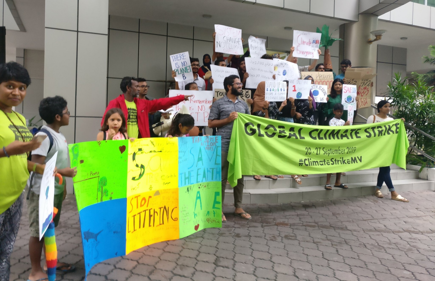 މާލެ: ސެޕްޓެމްބަރު 26، 2019: ތިމާވެއްޓަށް ދޭ ގެއްލުންތަކުން ދުނިޔެ ސަލާމަތް ކުރުމަށް ގޮވާލައި ކުރަމުންދާ ހަޅުތާލުގައި ބައިވެރިވި ކުދިންތަކެއް ތިމާވެށި ހިމާޔަތް ކޮށްދިނުމަށް ގޮވާލާ ހަދާފައިވާ ބޯޑްތަކެއް ހިފައިގެން.-- ފޮޓޯ: ސޭވް މޯލްޑިވްސް