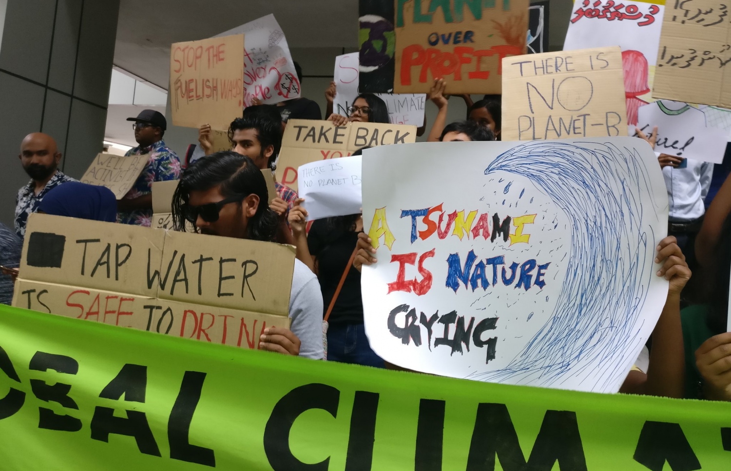 މާލެ: ސެޕްޓެމްބަރު 26، 2019: ތިމާވެއްޓަށް ދޭ ގެއްލުންތަކުން ދުނިޔެ ސަލާމަތް ކުރުމަށް ގޮވާލައި ކުރަމުންދާ ހަޅުތާލުގައި ބައިވެރިވި ކުދިންތަކެއް ތިމާވެށި ހިމާޔަތް ކޮށްދިނުމަށް ގޮވާލާ ހަދާފައިވާ ބޯޑްތަކެއް ހިފައިގެން.-- ފޮޓޯ: ސޭވް މޯލްޑިވްސް