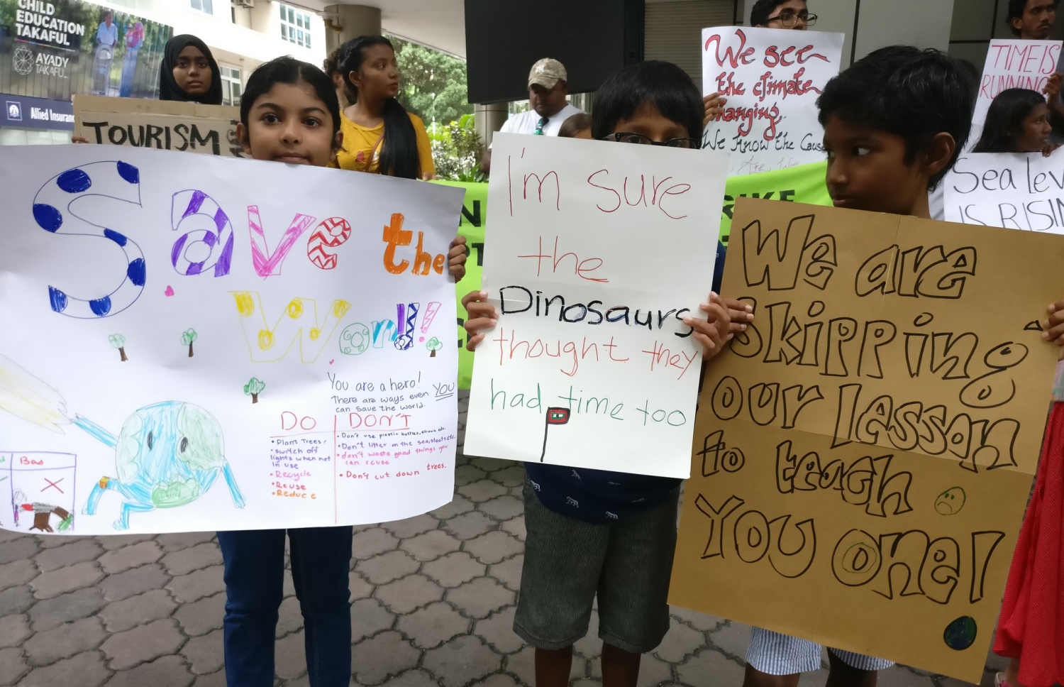 މާލެ: ސެޕްޓެމްބަރު 26، 2019: ތިމާވެއްޓަށް ދޭ ގެއްލުންތަކުން ދުނިޔެ ސަލާމަތް ކުރުމަށް ގޮވާލައި ކުރަމުންދާ ހަޅުތާލުގައި ބައިވެރިވި ކުދިންތަކެއް ތިމާވެށި ހިމާޔަތް ކޮށްދިނުމަށް ގޮވާލާ ހަދާފައިވާ ބޯޑްތަކެއް ހިފައިގެން.-- ފޮޓޯ: ސޭވް މޯލްޑިވްސް