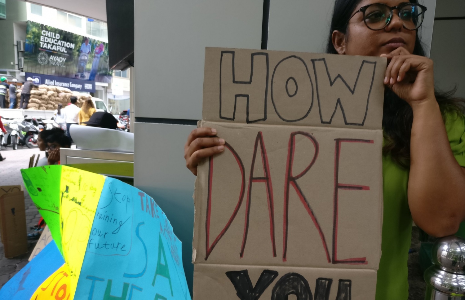 މާލެ: ސެޕްޓެމްބަރު 26، 2019: ތިމާވެއްޓަށް ދޭ ގެއްލުންތަކުން ދުނިޔެ ސަލާމަތް ކުރުމަށް ގޮވާލައި ކުރަމުންދާ ހަޅުތާލުގައި ބައިވެރިވި ކުދިންތަކެއް ތިމާވެށި ހިމާޔަތް ކޮށްދިނުމަށް ގޮވާލާ ހަދާފައިވާ ބޯޑްތަކެއް ހިފައިގެން.-- ފޮޓޯ: ސޭވް މޯލްޑިވްސް