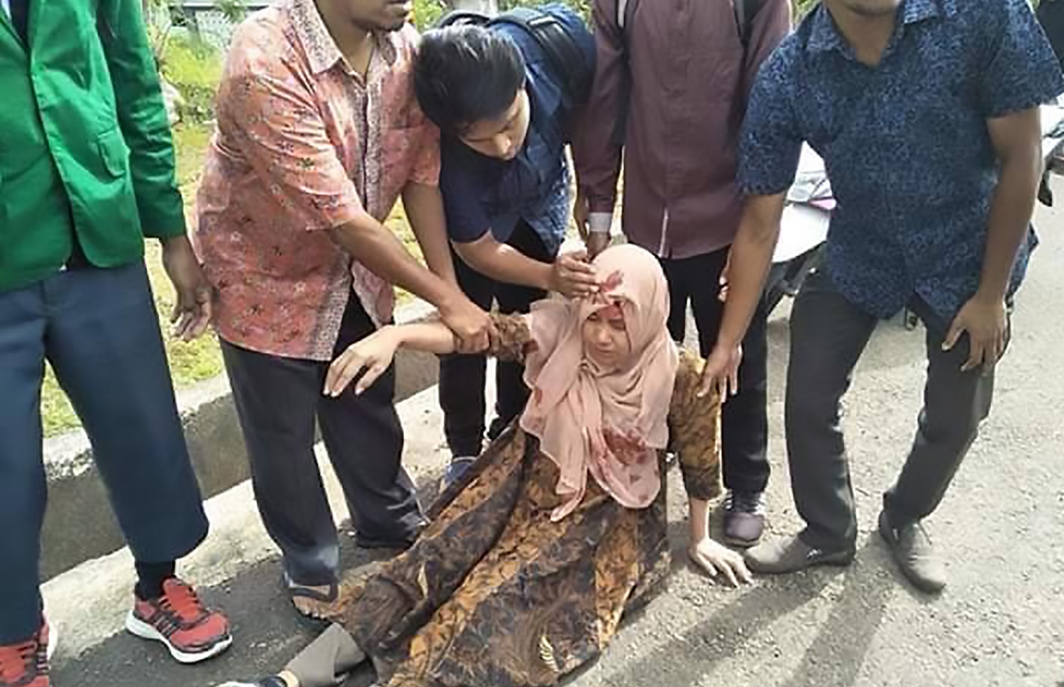 އިންޑޮނީޝިއާގެ މަލުކޫ އައިލެންޑަށް މިއަދު އައި ބިންހެލުމުގައި އަނިޔާވި މީހަކަށް އެހީވަނީ. --ފޮޓޯ:އޭއެފްޕީ