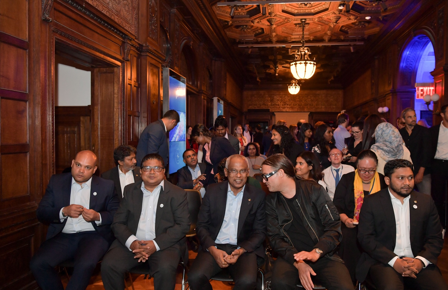 އެމެރިކާ، ނިއުޔޯކު: ސެޕްޓެމްބަރު 25، 2019: އ.ދ.ގެ ޢާންމު މަޖިލީހުގެ ބައްދަލުވުމެއްގެ ގޮތުގައި ކުރިއަށްދިޔަ ދެމެހެއްޓެނިވި ތަރައްގީގެ އަމާޒުތަކާބެހޭ ވިޔަފާރި ފޯރަމުގައި ދުނިޔޭގެ އެންމެ ފުރަތަމަ "ޕާލޭ ފިއުޗާ އައިލެންޑް ނޭޝަން" އަކީ ދިވެހިރާއްޖެ ކަމުގައި އިޢުލާނު ކުރުމަށް ބޭއްވި ބައްދަލުވުމުގައި ރައީސް އިބްރާހިމް މުހައްމަދު ސޯލިހު ބައިވެރިވެ ވަޑައިގަންނަވަނީ.-- ފޮޓޯ: ރައީސް އޮފީސް