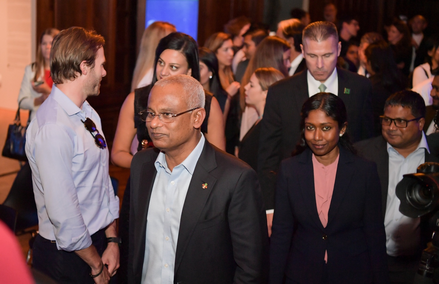 އެމެރިކާ، ނިއުޔޯކު: ސެޕްޓެމްބަރު 25، 2019: އ.ދ.ގެ ޢާންމު މަޖިލީހުގެ ބައްދަލުވުމެއްގެ ގޮތުގައި ކުރިއަށްދިޔަ ދެމެހެއްޓެނިވި ތަރައްގީގެ އަމާޒުތަކާބެހޭ ވިޔަފާރި ފޯރަމުގައި ދުނިޔޭގެ އެންމެ ފުރަތަމަ "ޕާލޭ ފިއުޗާ އައިލެންޑް ނޭޝަން" އަކީ ދިވެހިރާއްޖެ ކަމުގައި އިޢުލާނު ކުރުމަށް ބޭއްވި ބައްދަލުވުމުގައި ރައީސް އިބްރާހިމް މުހައްމަދު ސޯލިހު ބައިވެރިވެ ވަޑައިގަންނަވަނީ.-- ފޮޓޯ: ރައީސް އޮފީސް