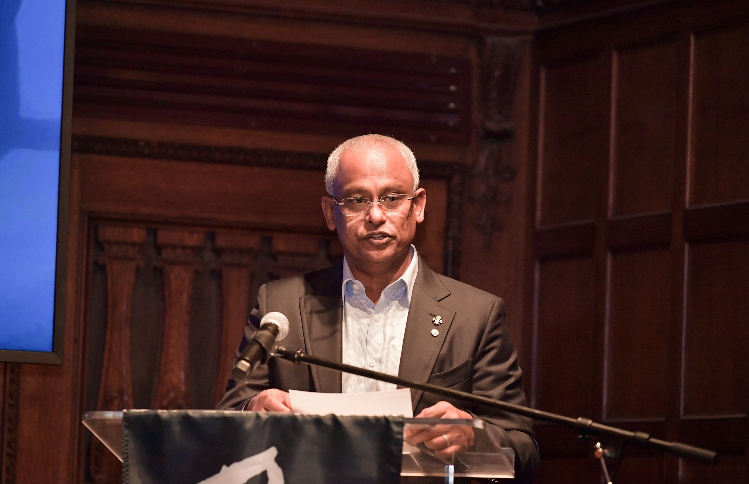 އެމެރިކާ، ނިއުޔޯކު: ސެޕްޓެމްބަރު 25، 2019: އ.ދ.ގެ ޢާންމު މަޖިލީހުގެ ބައްދަލުވުމެއްގެ ގޮތުގައި ކުރިއަށްދިޔަ ދެމެހެއްޓެނިވި ތަރައްގީގެ އަމާޒުތަކާބެހޭ ވިޔަފާރި ފޯރަމުގައި ދުނިޔޭގެ އެންމެ ފުރަތަމަ "ޕާލޭ ފިއުޗާ އައިލެންޑް ނޭޝަން" އަކީ ދިވެހިރާއްޖެ ކަމުގައި އިޢުލާނު ކުރުމަށް ބޭއްވި ބައްދަލުވުމުގައި ރައީސް އިބްރާހިމް މުހައްމަދު ސޯލިހު ވާހަކަ ދައްކަވަނީ.-- ފޮޓޯ: ރައީސް އޮފީސް