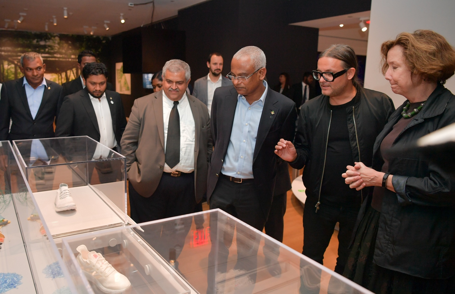 އެމެރިކާ، ނިއުޔޯކު: ސެޕްޓެމްބަރު 25، 2019: އ.ދ.ގެ ޢާންމު މަޖިލީހުގެ ބައްދަލުވުމެއްގެ ގޮތުގައި ކުރިއަށްދިޔަ ދެމެހެއްޓެނިވި ތަރައްގީގެ އަމާޒުތަކާބެހޭ ވިޔަފާރި ފޯރަމުގައި ދުނިޔޭގެ އެންމެ ފުރަތަމަ "ޕާލޭ ފިއުޗާ އައިލެންޑް ނޭޝަން" އަކީ ދިވެހިރާއްޖެ ކަމުގައި އިޢުލާނު ކުރުމަށް ބޭއްވި ބައްދަލުވުމުގައި ރައީސް އިބްރާހިމް މުހައްމަދު ސޯލިހު ބައިވެރިވެ ވަޑައިގަންނަވަނީ.-- ފޮޓޯ: ރައީސް އޮފީސް