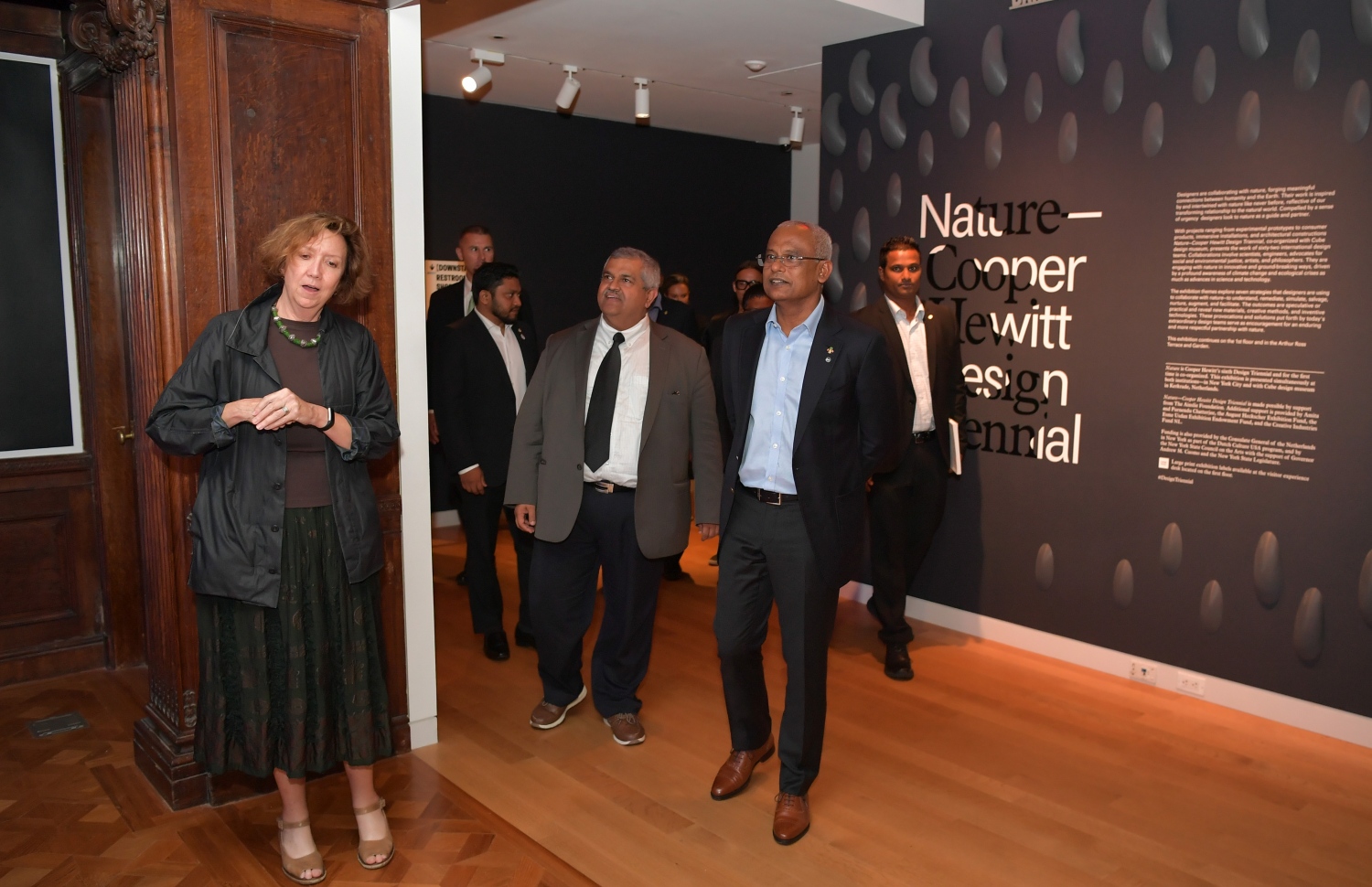 އެމެރިކާ، ނިއުޔޯކު: ސެޕްޓެމްބަރު 25، 2019: އ.ދ.ގެ ޢާންމު މަޖިލީހުގެ ބައްދަލުވުމެއްގެ ގޮތުގައި ކުރިއަށްދިޔަ ދެމެހެއްޓެނިވި ތަރައްގީގެ އަމާޒުތަކާބެހޭ ވިޔަފާރި ފޯރަމުގައި ދުނިޔޭގެ އެންމެ ފުރަތަމަ "ޕާލޭ ފިއުޗާ އައިލެންޑް ނޭޝަން" އަކީ ދިވެހިރާއްޖެ ކަމުގައި އިޢުލާނު ކުރުމަށް ބޭއްވި ބައްދަލުވުމުގައި ރައީސް އިބްރާހިމް މުހައްމަދު ސޯލިހު ބައިވެރިވެ ވަޑައިގަންނަވަނީ.-- ފޮޓޯ: ރައީސް އޮފީސް