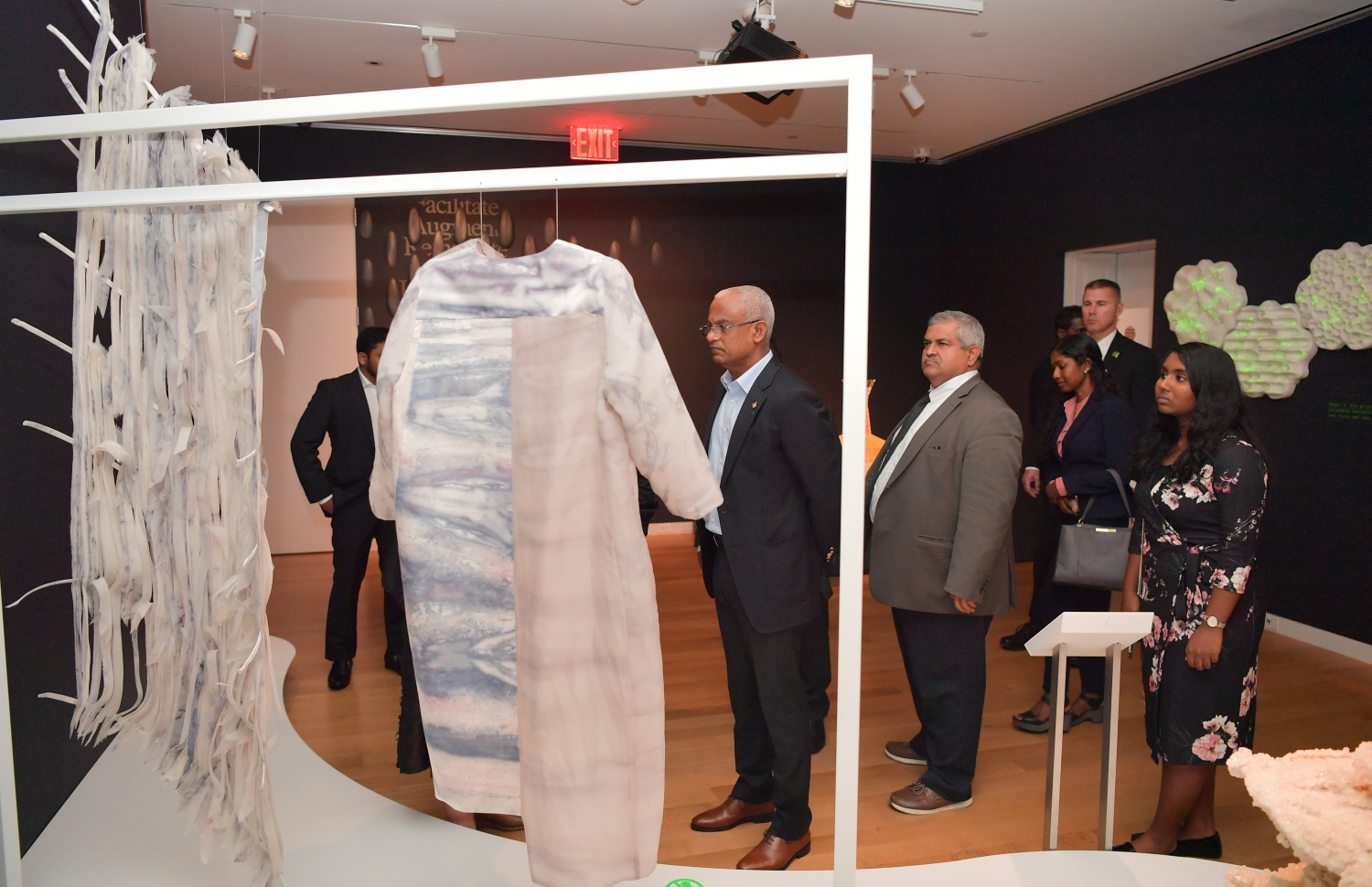 އެމެރިކާ، ނިއުޔޯކު: ސެޕްޓެމްބަރު 25، 2019: އ.ދ.ގެ ޢާންމު މަޖިލީހުގެ ބައްދަލުވުމެއްގެ ގޮތުގައި ކުރިއަށްދިޔަ ދެމެހެއްޓެނިވި ތަރައްގީގެ އަމާޒުތަކާބެހޭ ވިޔަފާރި ފޯރަމުގައި ދުނިޔޭގެ އެންމެ ފުރަތަމަ "ޕާލޭ ފިއުޗާ އައިލެންޑް ނޭޝަން" އަކީ ދިވެހިރާއްޖެ ކަމުގައި އިޢުލާނު ކުރުމަށް ބޭއްވި ބައްދަލުވުމުގައި ރައީސް އިބްރާހިމް މުހައްމަދު ސޯލިހު ބައިވެރިވެ ވަޑައިގަންނަވަނީ.-- ފޮޓޯ: ރައީސް އޮފީސް