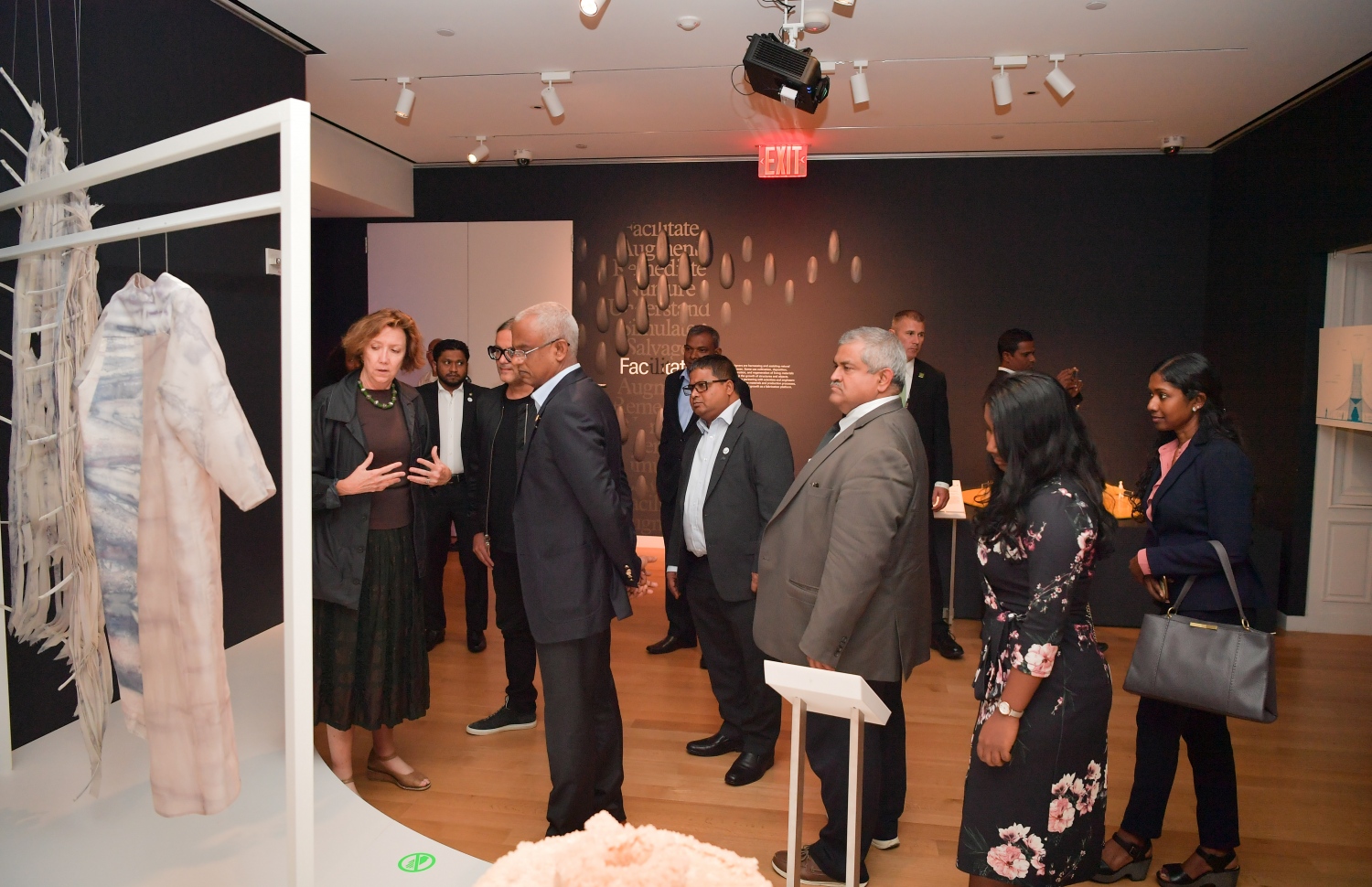 އެމެރިކާ، ނިއުޔޯކު: ސެޕްޓެމްބަރު 25، 2019: އ.ދ.ގެ ޢާންމު މަޖިލީހުގެ ބައްދަލުވުމެއްގެ ގޮތުގައި ކުރިއަށްދިޔަ ދެމެހެއްޓެނިވި ތަރައްގީގެ އަމާޒުތަކާބެހޭ ވިޔަފާރި ފޯރަމުގައި ދުނިޔޭގެ އެންމެ ފުރަތަމަ "ޕާލޭ ފިއުޗާ އައިލެންޑް ނޭޝަން" އަކީ ދިވެހިރާއްޖެ ކަމުގައި އިޢުލާނު ކުރުމަށް ބޭއްވި ބައްދަލުވުމުގައި ރައީސް އިބްރާހިމް މުހައްމަދު ސޯލިހު ބައިވެރިވެ ވަޑައިގަންނަވަނީ.-- ފޮޓޯ: ރައީސް އޮފީސް