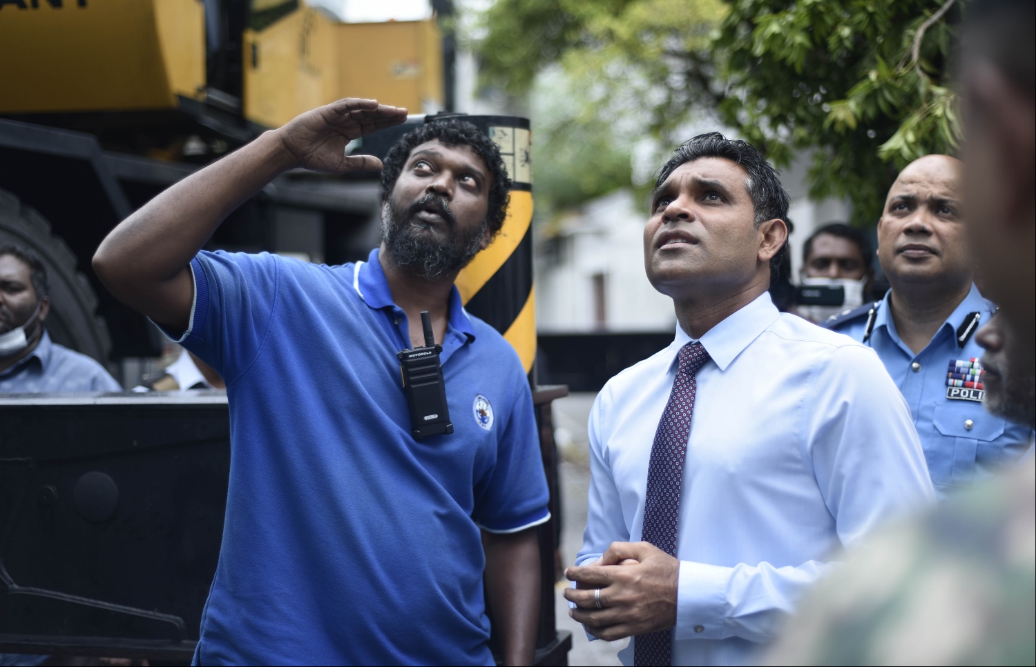 އެމްޕީއެލްގެ މުވައްޒަފަކު، ހ. ކީވް ރޫޅާލުމުގެ މަސައްކަތް ހިނގަމުންދާ ގޮތް ނައިބު ރައީސް އަށް ކިޔައި ދެނީ. ކީވްގެ ބޮޑު ބައެއް މިހާރު ވަނީ ރޫޅާލާފައި. --- ފޮޓޯ: ހުސެއިން ވަހީދު/ މިހާރު