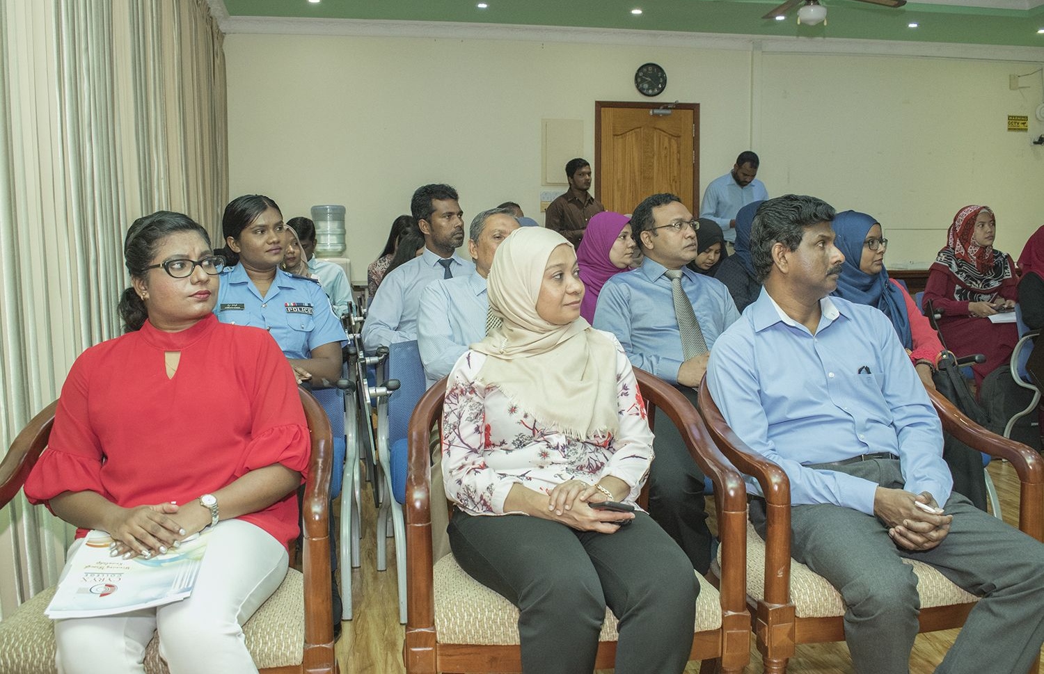 ސައިރިކްސް ކޮލެޖުން ސައިކޮލޮޖީގެ ޑިގްރީ ޕްރޮގްރާމް ފެށުމަށް ބޭއްވި ރަސްމިއްޔާތުގައި ބައިވެރިވި ބައެއް މީހުން-- ފޮޓޯ: ސައިރިކްސް ކޮލެޖު