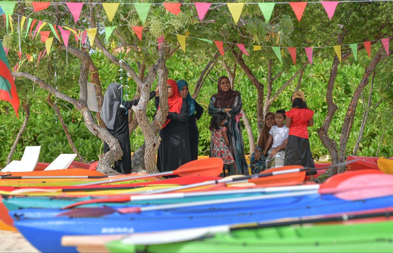 ޓޫރިޒަމް ދުވަސް ފާހަގަކުރުމަށް ވ. ކެޔޮދޫގައި މީގެ ކުރިން ބޭއްވި ހަރަކާތެއް ކުރިއަށްދާ ތަން ބަލަން ބަޔަކު މަޑުކޮށްލައިގެން.-. ފޮޓޯ:ނިޝާން އަލީ/މިހާރު