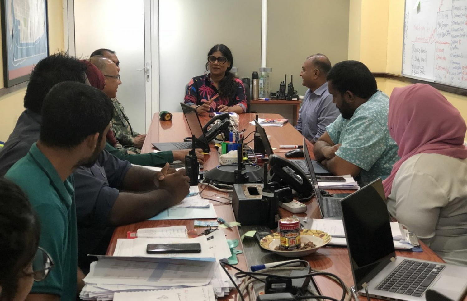 އަލިފާންގެ ހާދިސާއިން ގެއްލުންވި މީހުންނަށް އެހީވާން ހިންގި އޮޕަރޭޝަންގައި ޑިފެންސް މިނިސްޓަރު މާރިޔާ އާއި ކަމާ ބެހޭ އިދާރާތަކުގެ ވެރިން-- ފޮޓޯ: އެންޑީއެމްއޭ