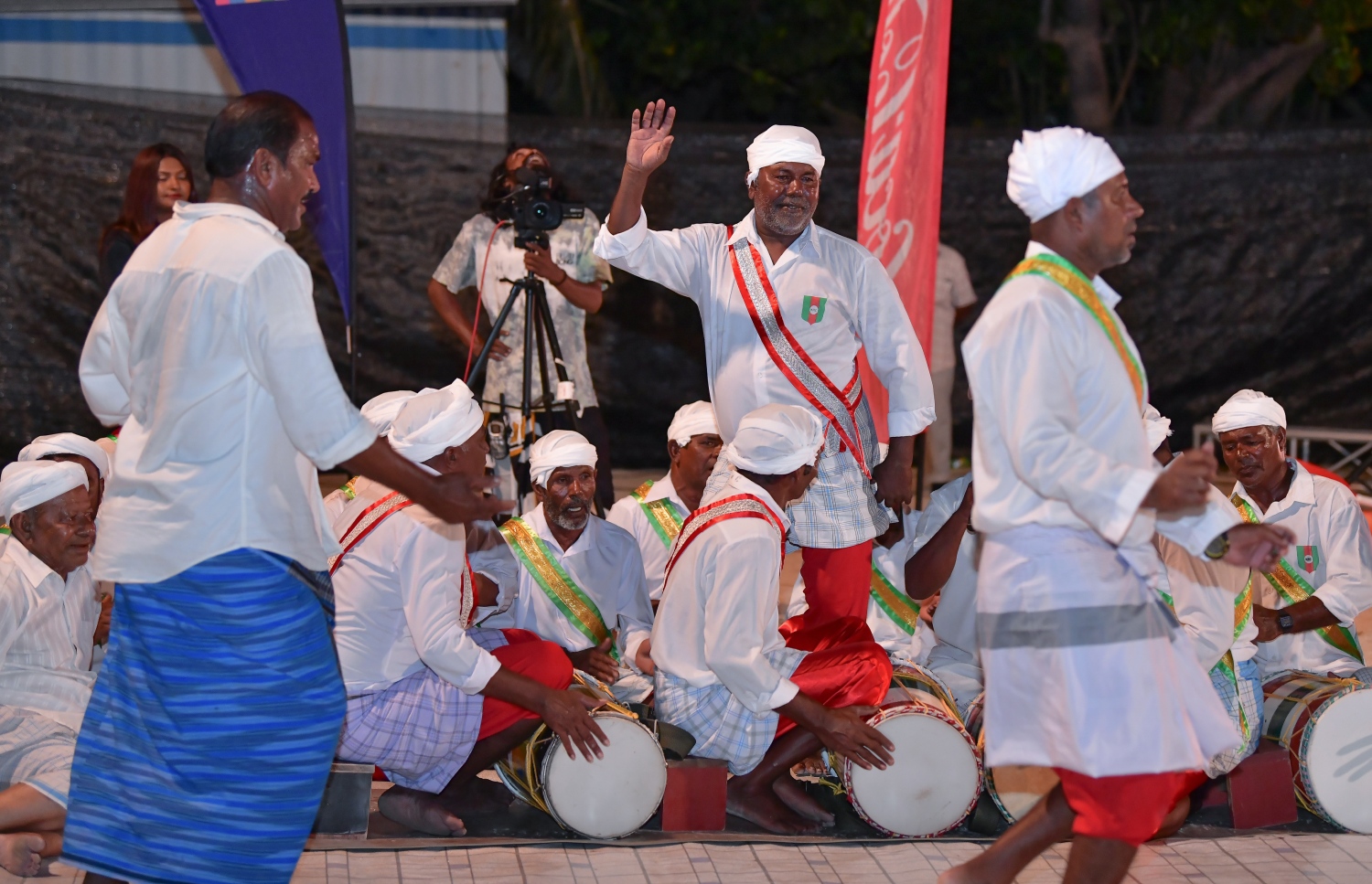ވ. ކެޔޮދޫގައި ރޭ ބޭއްވި ހަފުލާގައި ސަގާފީ ކުޅިވަރުތައް ދައްކާލަނީ. --މިހާރު ފޮޓޯ/ ނިޝާން އަލީ
