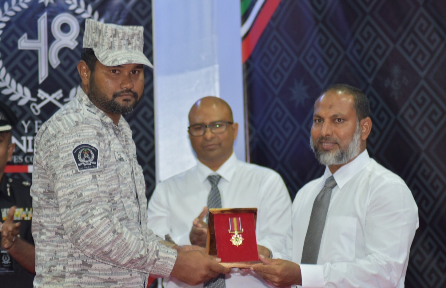 ހޯމް މިނިސްޓަރު އިމްރާން އަބްދުﷲ އެމްސީއެސްގެ އޮފިސަރަަަކަށް ޕްރޮމޯޝަން ދެއްވަނީ. -- ފޮޓޯ: ހޯމް މިނިސްޓްރީ