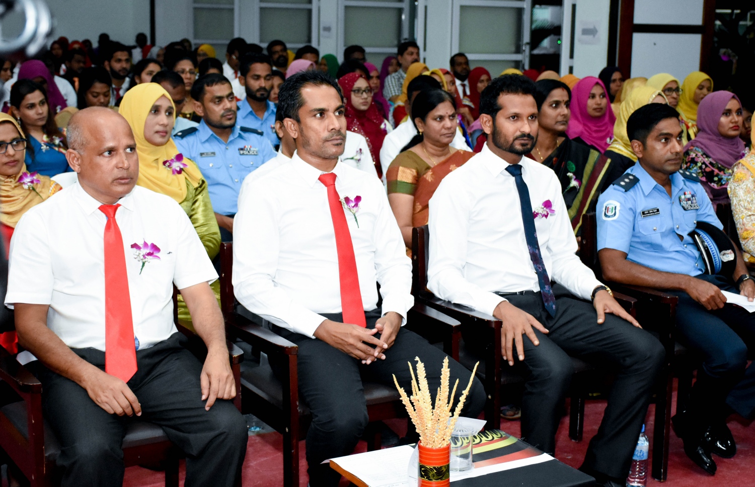 ބ. އަތޮޅު ތައުލީމީ މަރުކަޒުގެ މިދިޔަ އަހަރު އިނާމު ދިނުމުގެ ޖަލްސާގައި އެޑިއުކޭޝަންގެ ޕާމަނަންޓް ސެކްރެޓަރީ އަހުމަދު އަލީ (މ) އަދި އެ ސްކޫލުގެ ޕްރިންސިިޕަލް ރަފީއު (ވ) އަދި ބ. އަތޮޅު ކައުންސިލްގެ ރައީސް މަބްރޫކް ބައިވެރިވެވަޑައިގަންނަވަނީ.-- ފޮޓޯ: ތޯރިގް އަބްދުއްރަހްމާން