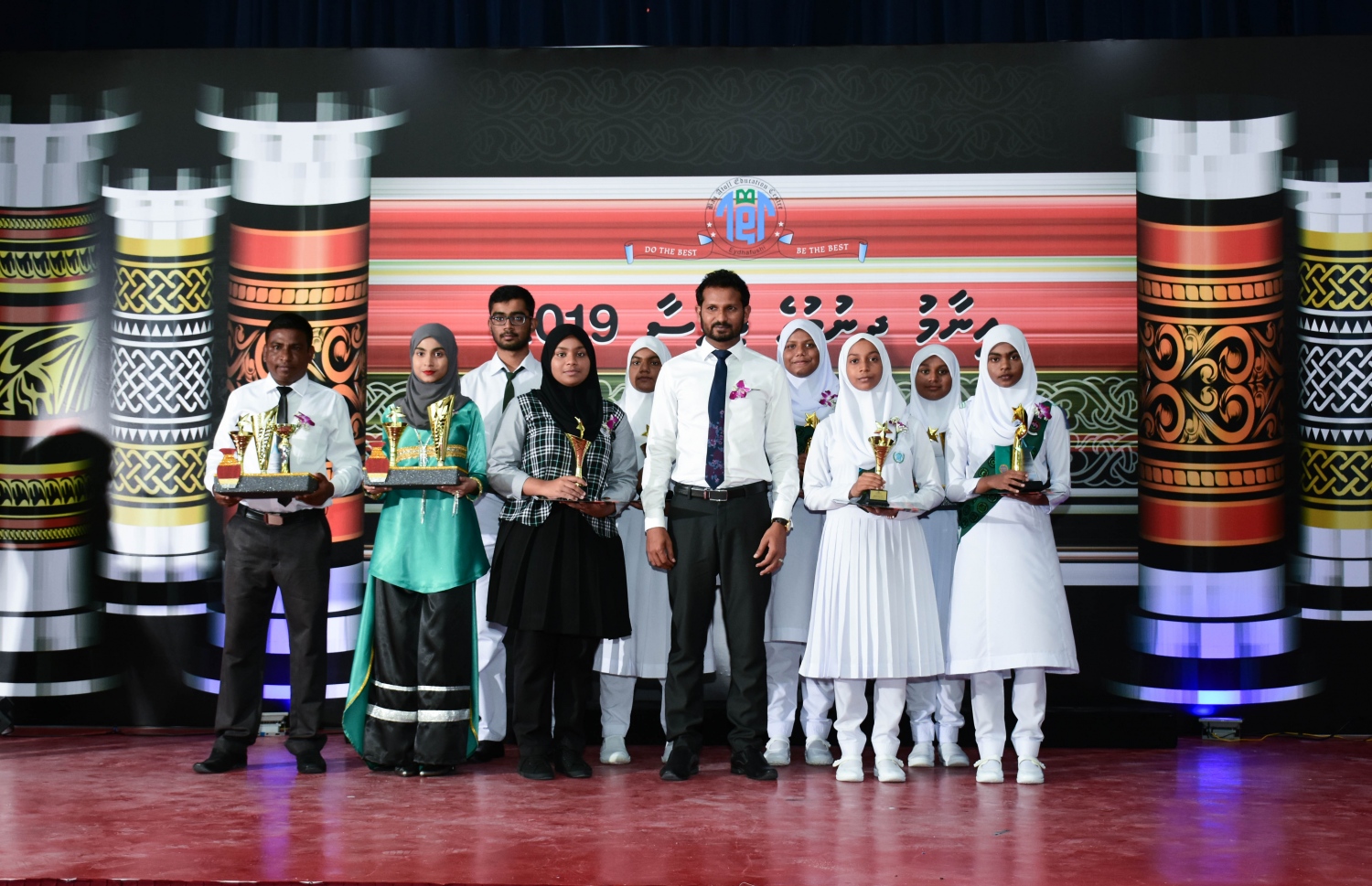 ބ. އަތޮޅު ތައުލީމީ މަރުކަޒުގެ މިދިޔަ އަހަރު އިނާމު ދިނުމުގެ ޖަލްސާގައި އިނާމު ލިބުނު ބައެއް ދަރިވަރުންނާ އެކު ބ. އަތޮޅު ކައުންސިލްގެ ރައީސް މަބްރޫކާ އެކު ފޮޓޯއަކަށް ހުއްޓިވަޑައިގެން .-- ފޮޓޯ: ތޯރިގް އަބްދުއްރަހްމާން