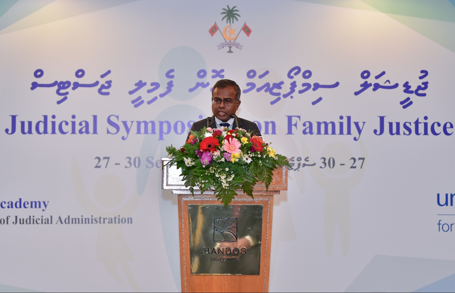 ބަނޑޮސް އައިލެންޑް ރިސޯޓު: ސެޕްޓެމްބަރު 27، 2019- އާއިލީ އަދުލުގެ ނިޒާމު ހަރުދަނާ ކުރުމަށް "ޖުޑިޝަލް ސިމްފޯޒިއަމް އޮން ފެމިލީ ޖަސްޓިސް" ގެ ނަމުގައި ކުރިއަށް ގެންދާ ކޮންފަރެންސް ފެށުމުގެ ރަސްމިއްޔާތުގައި އުއްތަމަ ފަނޑިޔާރު ޑރ. އަހުމަދު އަބްދުﷲ ދީދީ ވާހަކަފުޅު ދައްކަވަނީ.---ފޮޓޯ: ނިޝާން އަލީ/މިހާރު