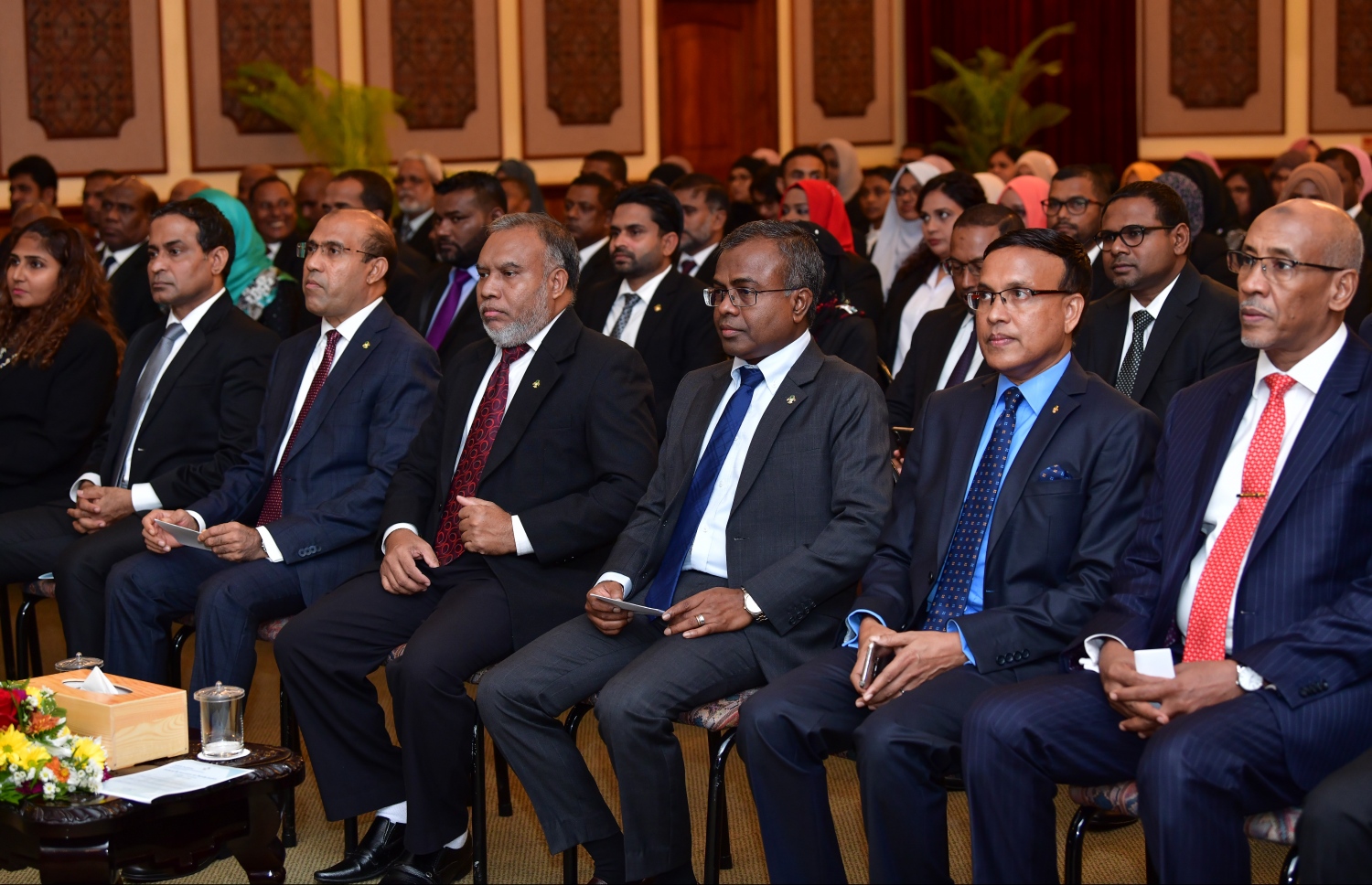 ބަނޑޮސް އައިލެންޑް ރިސޯޓު: ސެޕްޓެމްބަރު 27، 2019- އާއިލީ އަދުލުގެ ނިޒާމު ހަރުދަނާ ކުރުމަށް "ޖުޑިޝަލް ސިމްފޯޒިއަމް އޮން ފެމިލީ ޖަސްޓިސް" ގެ ނަމުގައި ކުރިއަށް ގެންދާ ކޮންފަރެންސް ފެށުމުގެ ރަސްމިއްޔާތުގައި ސުޕްރީމް ކޯޓުގެ ބައެއް ފަނޑިޔާރުން ބައިވެރިވެވަޑައިގަންނަވަނީ.---ފޮޓޯ: ނިޝާން އަލީ/މިހާރު