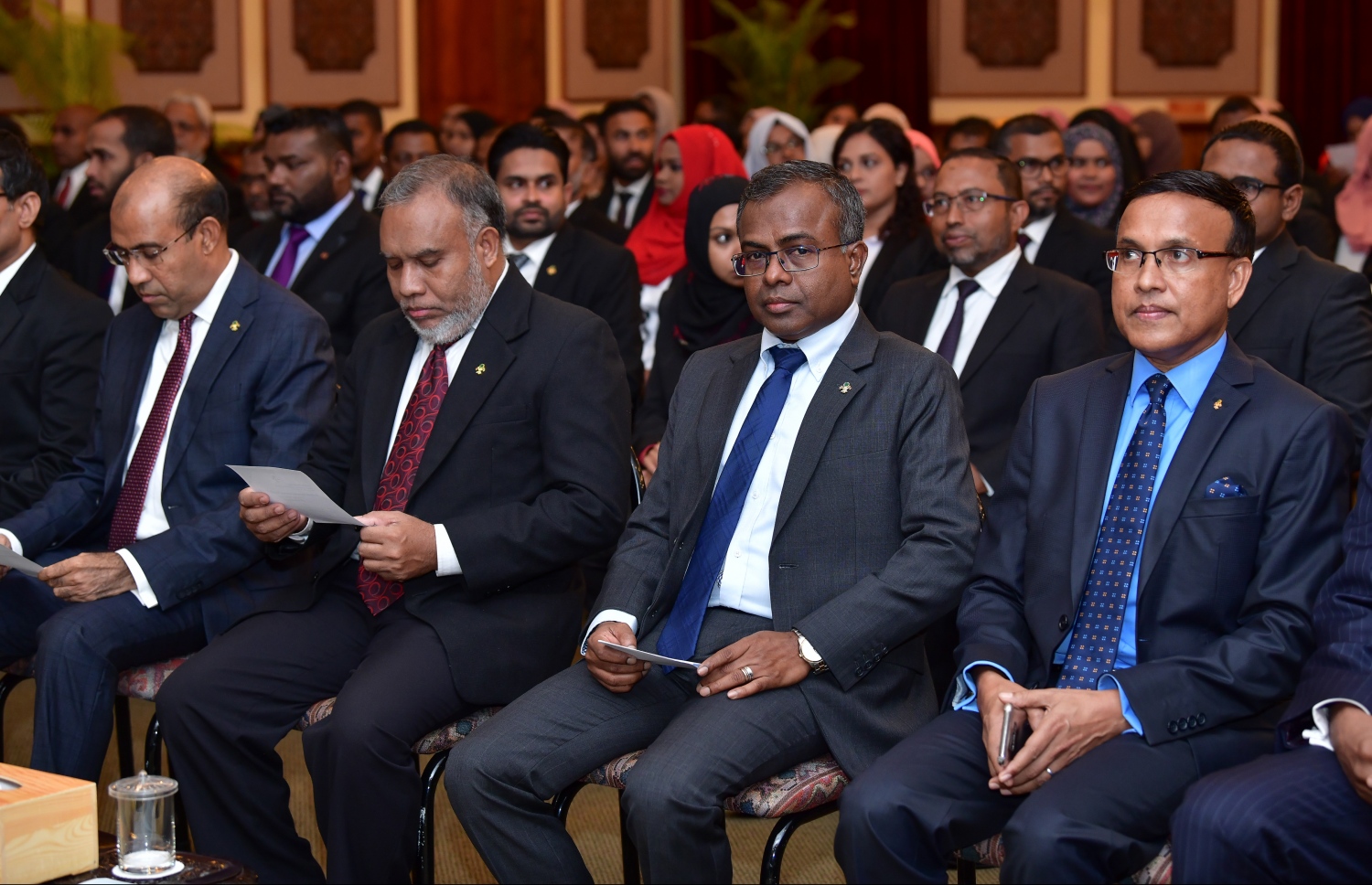 ބަނޑޮސް އައިލެންޑް ރިސޯޓު: ސެޕްޓެމްބަރު 27، 2019- އާއިލީ އަދުލުގެ ނިޒާމު ހަރުދަނާ ކުރުމަށް "ޖުޑިޝަލް ސިމްފޯޒިއަމް އޮން ފެމިލީ ޖަސްޓިސް" ގެ ނަމުގައި ކުރިއަށް ގެންދާ ކޮންފަރެންސް ފެށުމުގެ ރަސްމިއްޔާތުގައި ސުޕްރީމް ކޯޓުގެ ބައެއް ފަނޑިޔާރުން ބައިވެރިވެވަޑައިގަންނަވަނީ.---ފޮޓޯ: ނިޝާން އަލީ/މިހާރު