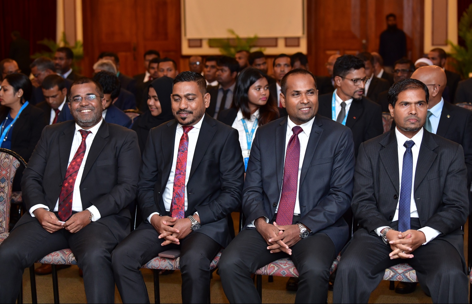 ބަނޑޮސް އައިލެންޑް ރިސޯޓު: ސެޕްޓެމްބަރު 27، 2019- އާއިލީ އަދުލުގެ ނިޒާމު ހަރުދަނާ ކުރުމަށް "ޖުޑިޝަލް ސިމްފޯޒިއަމް އޮން ފެމިލީ ޖަސްޓިސް" ގެ ނަމުގައި ކުރިއަށް ގެންދާ ކޮންފަރެންސް ފެށުމުގެ ރަސްމިއްޔާތުގައި ބައެއް ފަނޑިޔާރުން ބައިވެރިވެވަޑައިގަންނަވަނީ.---ފޮޓޯ: ނިޝާން އަލީ/މިހާރު