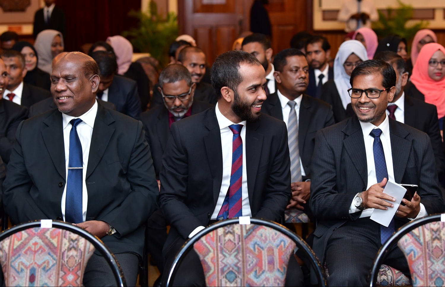 ބަނޑޮސް އައިލެންޑް ރިސޯޓު: ސެޕްޓެމްބަރު 27، 2019- އާއިލީ އަދުލުގެ ނިޒާމު ހަރުދަނާ ކުރުމަށް "ޖުޑިޝަލް ސިމްފޯޒިއަމް އޮން ފެމިލީ ޖަސްޓިސް" ގެ ނަމުގައި ކުރިއަށް ގެންދާ ކޮންފަރެންސް ފެށުމުގެ ރަސްމިއްޔާތުގައި ބައެއް ފަނޑިޔާރުން ބައިވެރިވެވަޑައިގަންނަވަނީ.---ފޮޓޯ: ނިޝާން އަލީ/މިހާރު