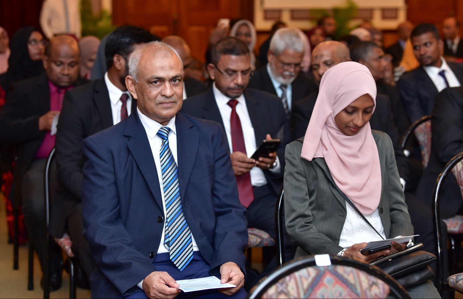 ބަނޑޮސް އައިލެންޑް ރިސޯޓު: ސެޕްޓެމްބަރު 27، 2019- އާއިލީ އަދުލުގެ ނިޒާމު ހަރުދަނާ ކުރުމަށް "ޖުޑިޝަލް ސިމްފޯޒިއަމް އޮން ފެމިލީ ޖަސްޓިސް" ގެ ނަމުގައި ކުރިއަށް ގެންދާ ކޮންފަރެންސް ފެށުމުގެ ރަސްމިއްޔާތުގައި ބައިވެރިވެވަޑައިގެންނެވި ބައެއް ބޭފުޅުން.---ފޮޓޯ: ނިޝާން އަލީ/މިހާރު