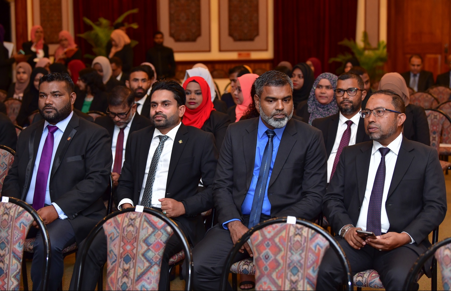 ބަނޑޮސް އައިލެންޑް ރިސޯޓު: ސެޕްޓެމްބަރު 27، 2019- އާއިލީ އަދުލުގެ ނިޒާމު ހަރުދަނާ ކުރުމަށް "ޖުޑިޝަލް ސިމްފޯޒިއަމް އޮން ފެމިލީ ޖަސްޓިސް" ގެ ނަމުގައި ކުރިއަށް ގެންދާ ކޮންފަރެންސް ފެށުމުގެ ރަސްމިއްޔާތުގައި ބައެއް ފަނޑިޔާރުން ބައިވެރިވެވަޑައިގަންނަވަނީ.---ފޮޓޯ: ނިޝާން އަލީ/މިހާރު