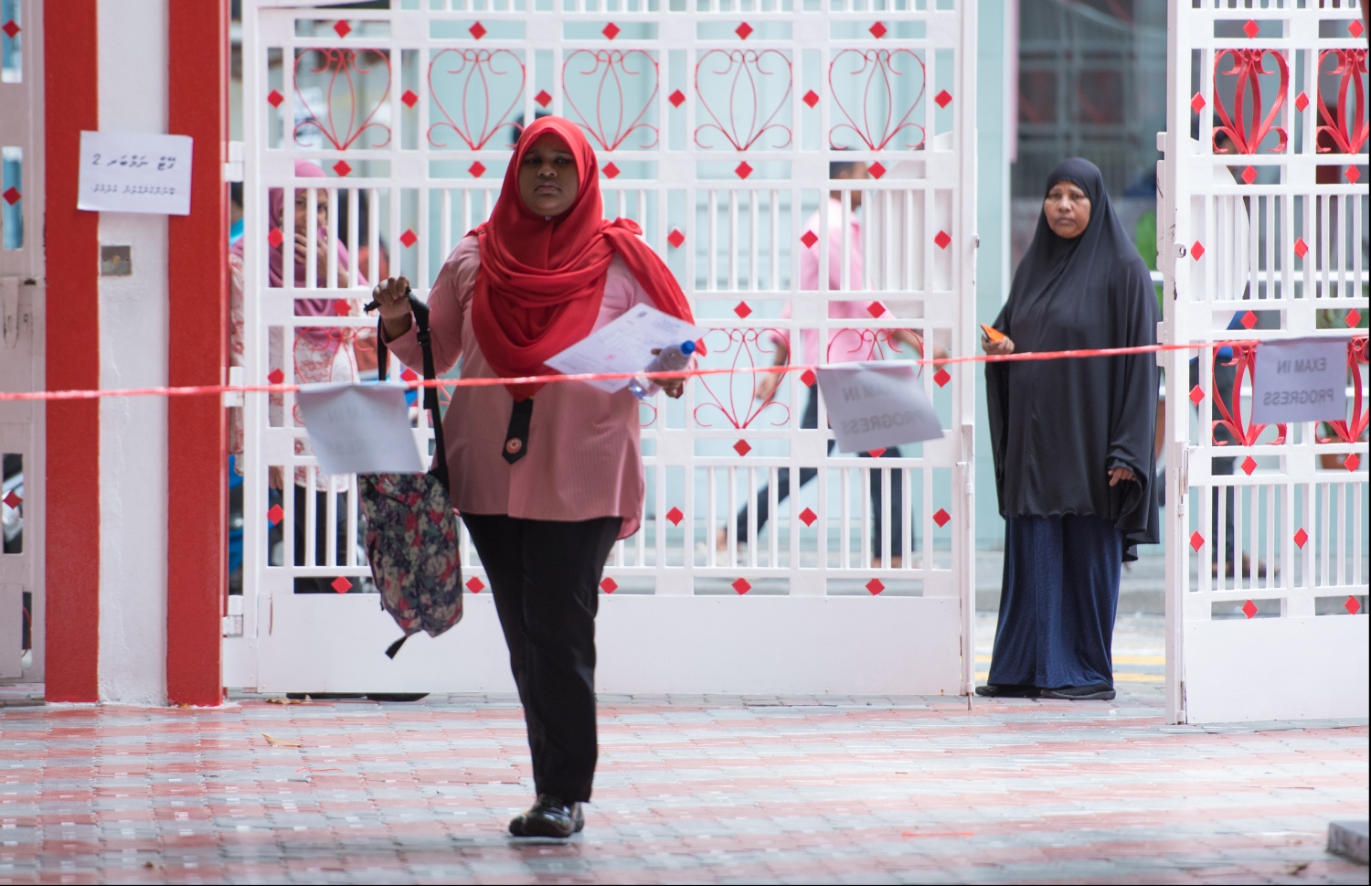 މާލެ: ސެޕްޓެމްބަރު 28، 2019- މި އަހަރުގެ އޯލެވެލް އަދި އެސްއެސްސީ އިމްތިހާނު ފެށުމުގެ ގޮތުން، ފުރަތަމަ ޓެސްޓުގައި ބައިވެރިވުމަށް ދަރިވަރެއް ހާޒިރުވާއިރު ބެލެނިވެރިޔާ ބަލަހައްޓައިގެން.---ފޮޓޯ: ހުސައިން ވަހީދު/މިހާރު