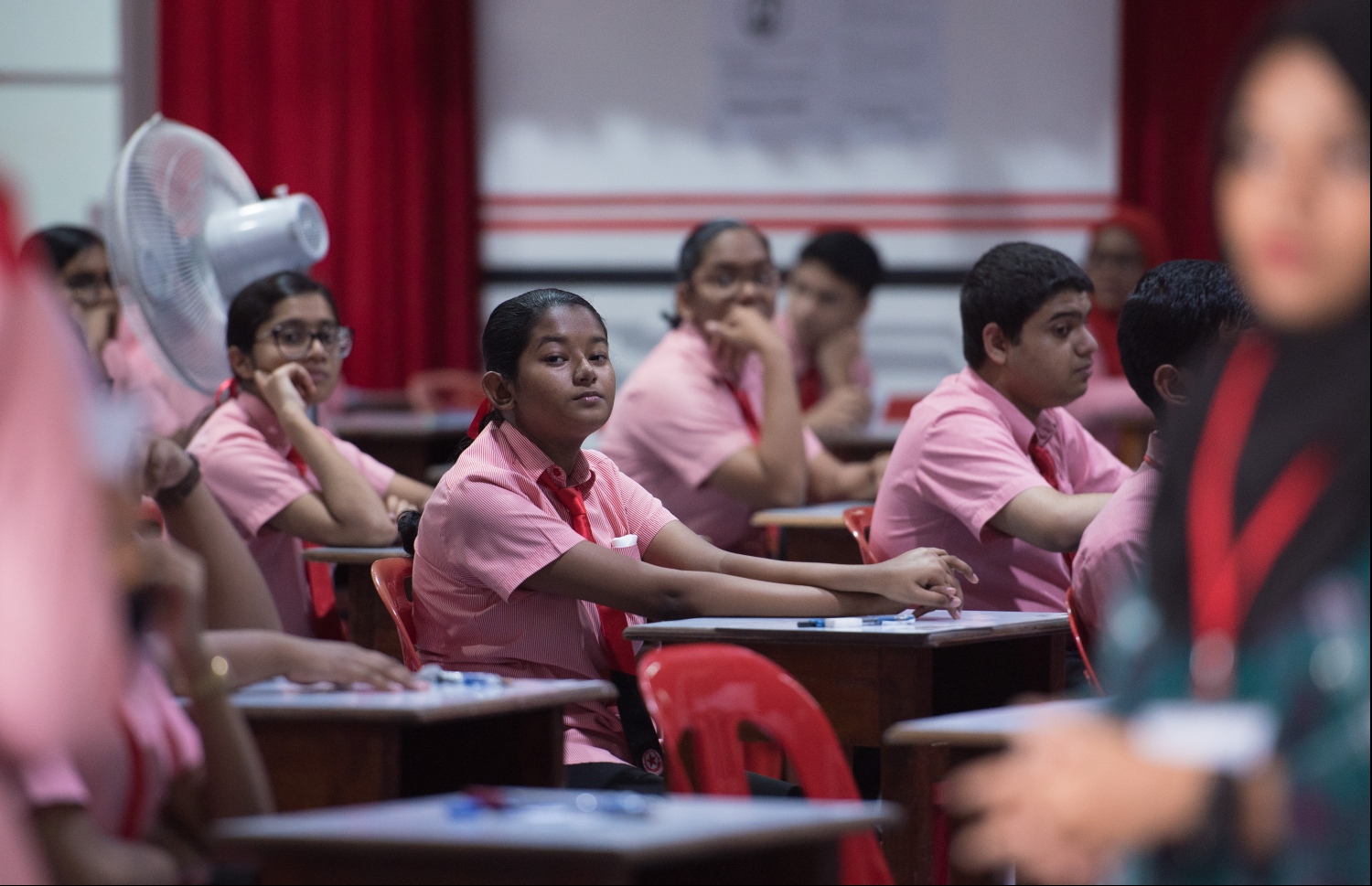 މާލެ: ސެޕްޓެމްބަރު 28، 2019- މި އަހަރުގެ އޯލެވެލް އަދި އެސްއެސްސީ އިމްތިހާނު ފެށުމުގެ ގޮތުން، ފުރަތަމަ ޓެސްޓުގައި ބައިވެރިވާ ދަރިވަރުންތަކެއް އިމްތިހާނު މަރުކަޒުގައި.---ފޮޓޯ: ހުސައިން ވަހީދު/މިހާރު