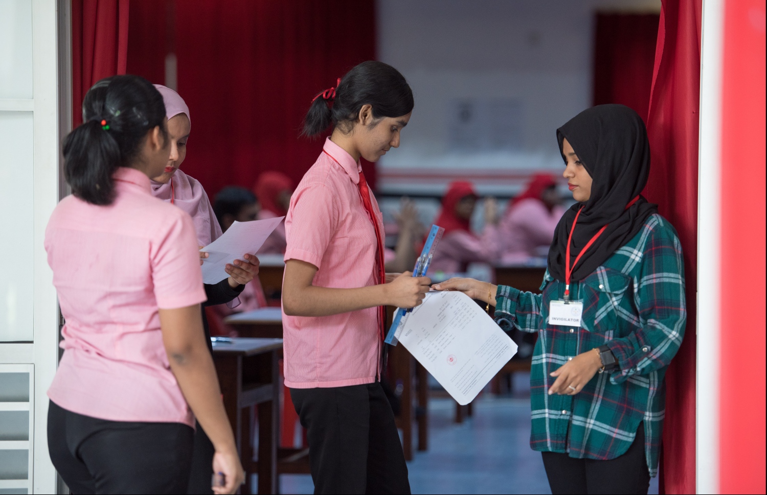 މާލެ: ސެޕްޓެމްބަރު 28، 2019- މި އަހަރުގެ އޯލެވެލް އަދި އެސްއެސްސީ އިމްތިހާނު ފެށުމުގެ ގޮތުން، ފުރަތަމަ  ޓެސްޓަށް ހާޒިރުވި ދަރިވަރުން އިމްތިހާނު ހޯލަށް ވަންނަނީ.---ފޮޓޯ: ހުސައިން ވަހީދު/މިހާރު