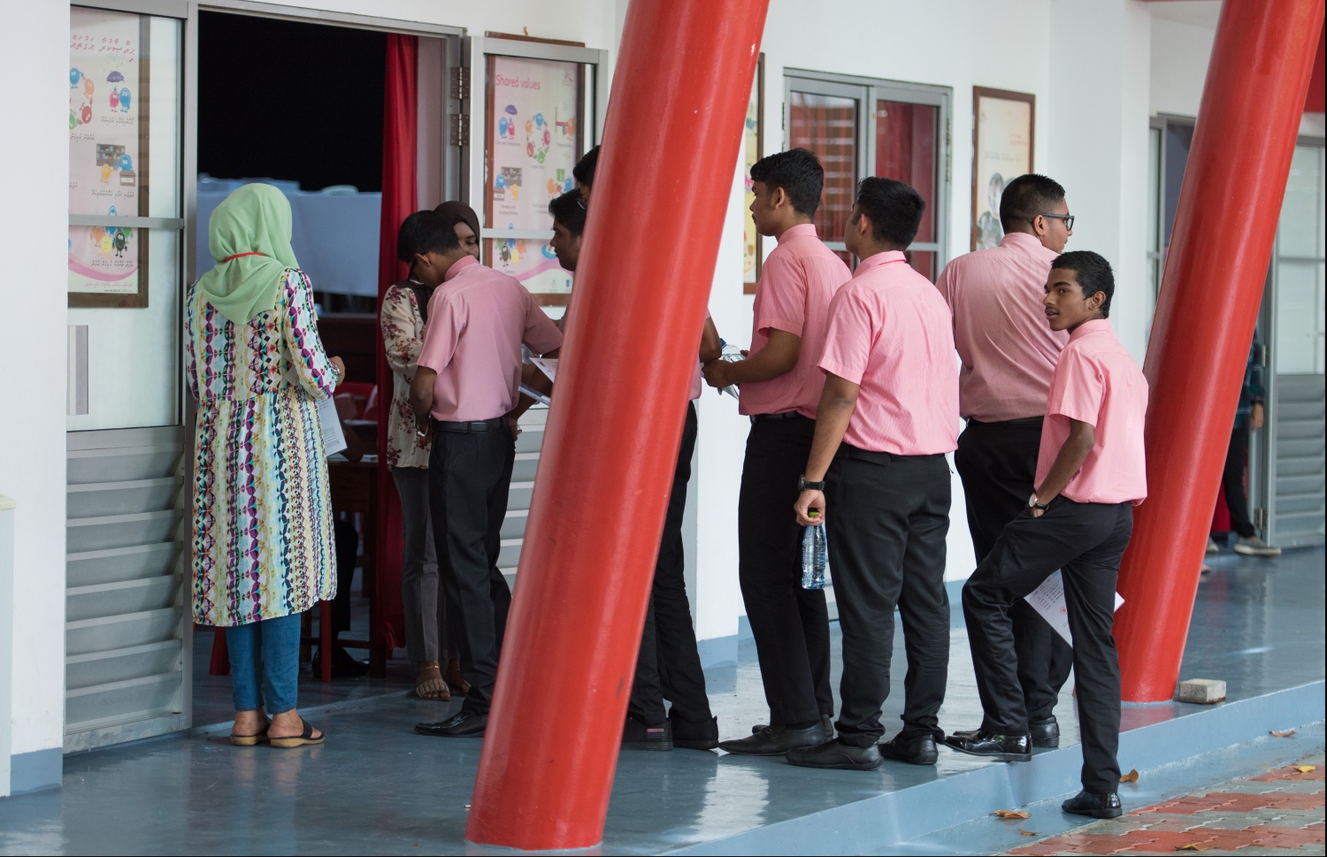 މާލެ: ސެޕްޓެމްބަރު 28، 2019- މި އަހަރުގެ އޯލެވެލް އަދި އެސްއެސްސީ އިމްތިހާނު ފެށުމުގެ ގޮތުން، ފުރަތަމަ ޓެސްޓަށް ހާޒިރުވި ދަރިވަރުން އިމްތިހާނު މަރުކަޒަށް ވަންނަނީ.---ފޮޓޯ: ހުސައިން ވަހީދު/މިހާރު