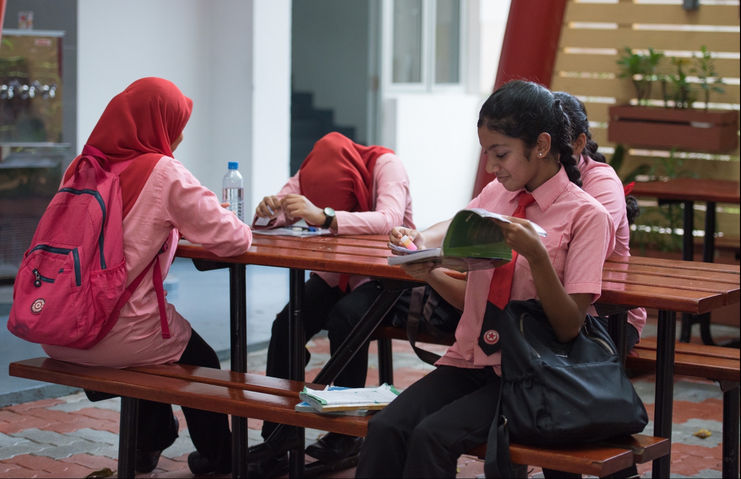 މާލެ: ސެޕްޓެމްބަރު 28، 2019- މި އަހަރުގެ އޯލެވެލް އަދި އެސްއެސްސީ އިމްތިހާނު ފެށުމުގެ ގޮތުން، ފުރަތަމަ ޓެސްޓަށް ހާޒިރުވި ދަރިވަރުންތަކެއް އިމްތިހާނު މަރުކަޒަށް ވަނުމުގެ ކުރިން ފަރިތަކުރަނީ.---ފޮޓޯ: ހުސައިން ވަހީދު/މިހާރު