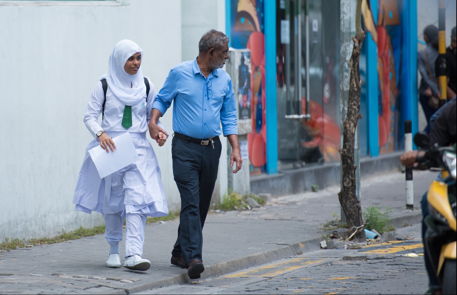 މާލެ: ސެޕްޓެމްބަރު 28، 2019- މި އަހަރުގެ އޯލެވެލް އަދި އެސްއެސްސީ އިމްތިހާނު ފެށުމުގެ ގޮތުން، ފުރަތަމަ ޓެސްޓުގައި ބައިވެރިވުމަށް ދަރިވަރެއް ބެލެނިވެރިއަކާއެކު ހާޒިރުވަނީ.---ފޮޓޯ: ހުސައިން ވަހީދު/މިހާރު