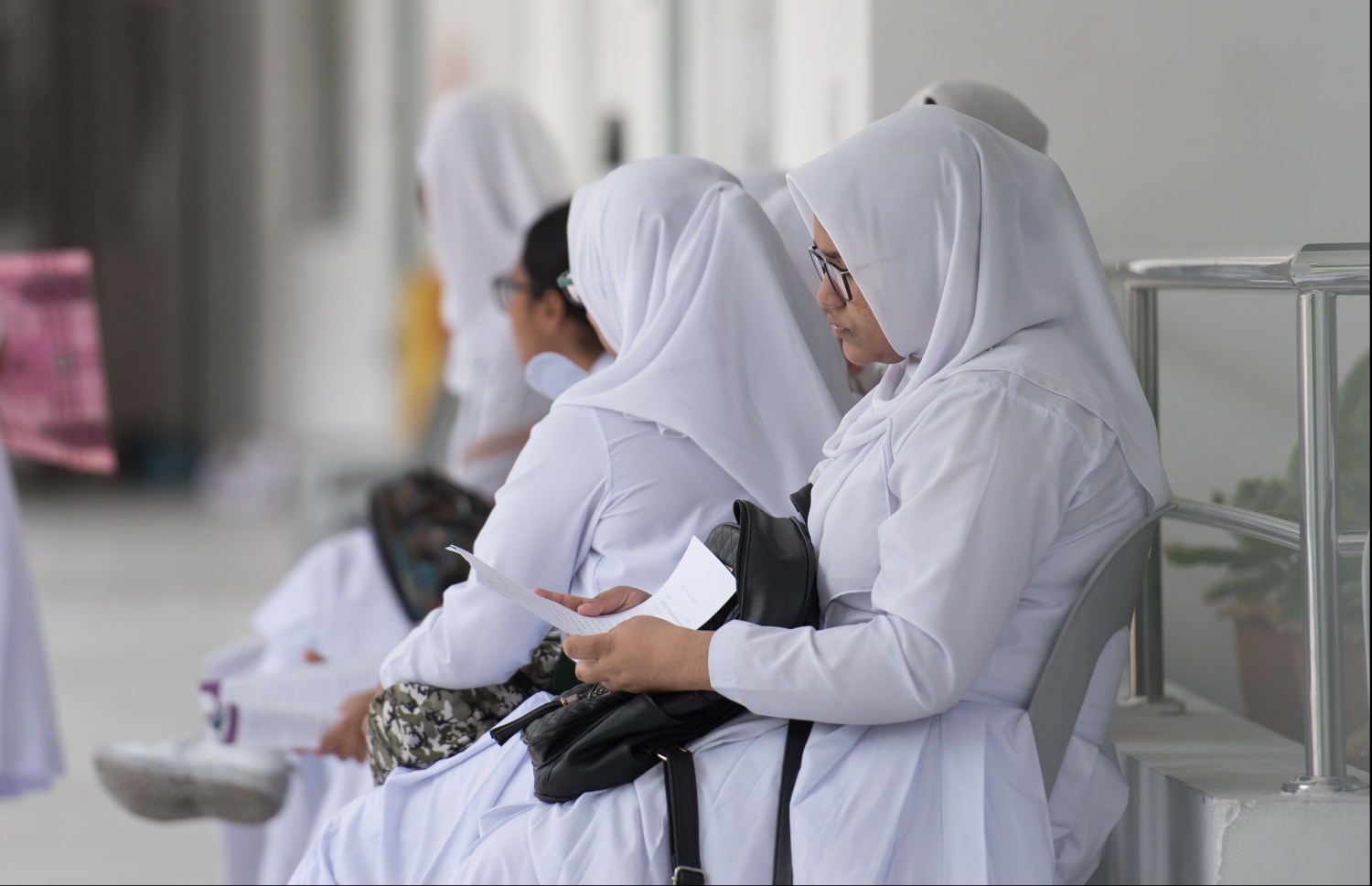 މާލެ: ސެޕްޓެމްބަރު 28، 2019- މި އަހަރުގެ އޯލެވެލް އަދި އެސްއެސްސީ އިމްތިހާނު ފެށުމުގެ ގޮތުން، ފުރަތަމަ ޓެސްޓަށް ހާޒިރުވި ދަރިވަރުންތަކެއް އިމްތިހާނު މަރުކަޒަށް ވަނުމުގެ ކުރިން ފަރިތަކުރަނީ.---ފޮޓޯ: ހުސައިން ވަހީދު/މިހާރު