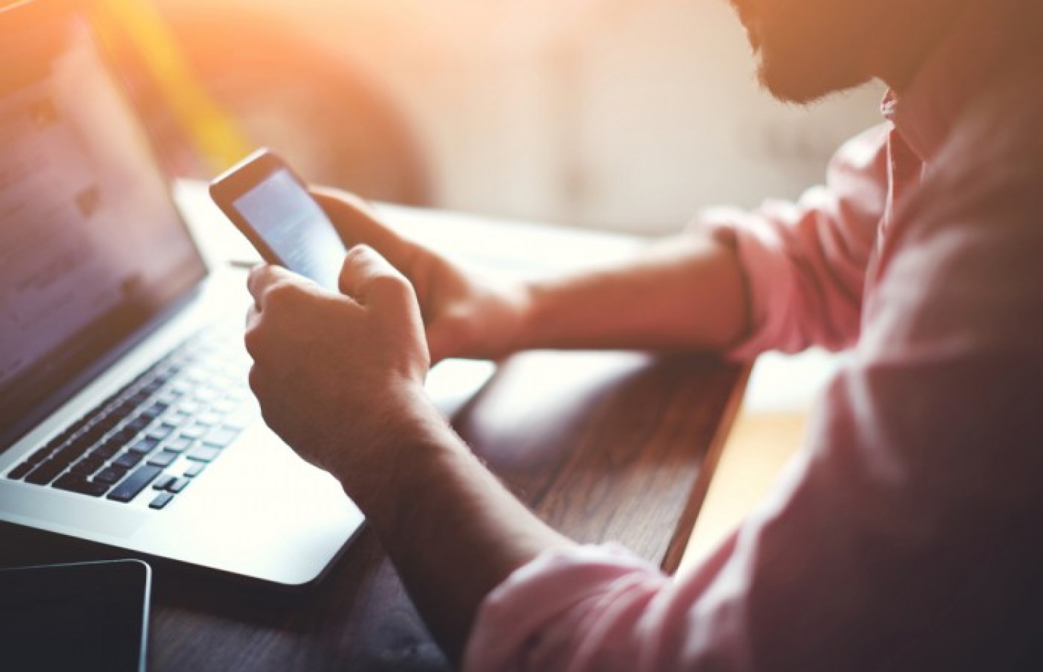 މީހަކު ފޯނާ ކުޅެނީ.