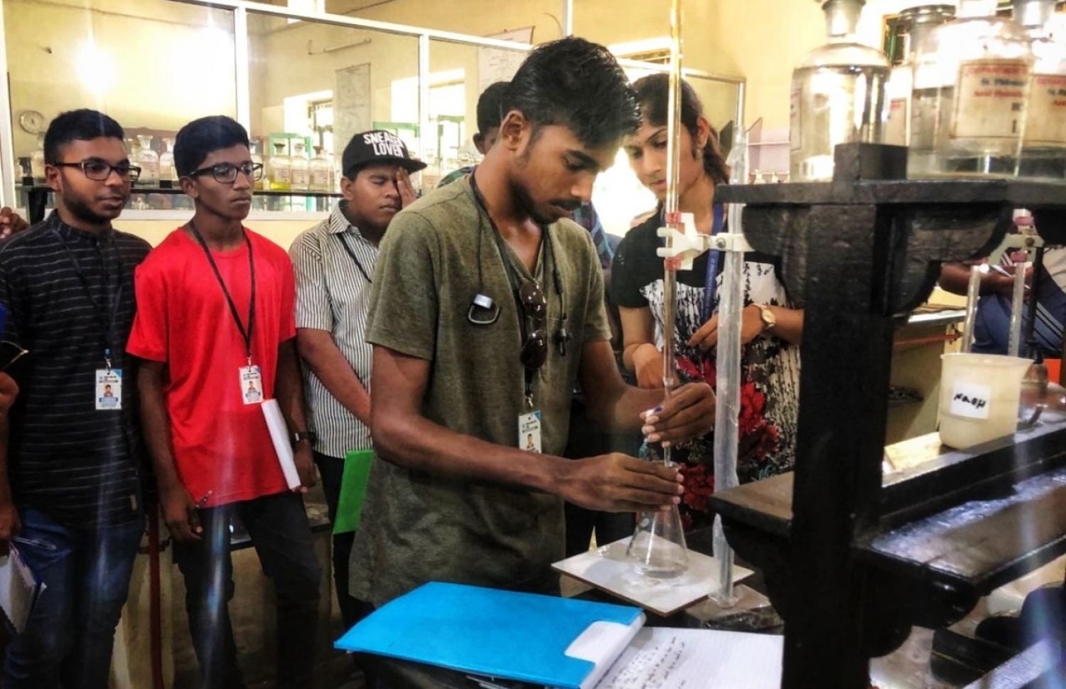 ލެބޯޓްރީގައި ހާޝިމް އެކްސްޕެރިމެންޓެއް ހަދަނީ: އޭނާގެ އުއްމީދަކީ ޑޮކްޓަރަކަށް ވުން